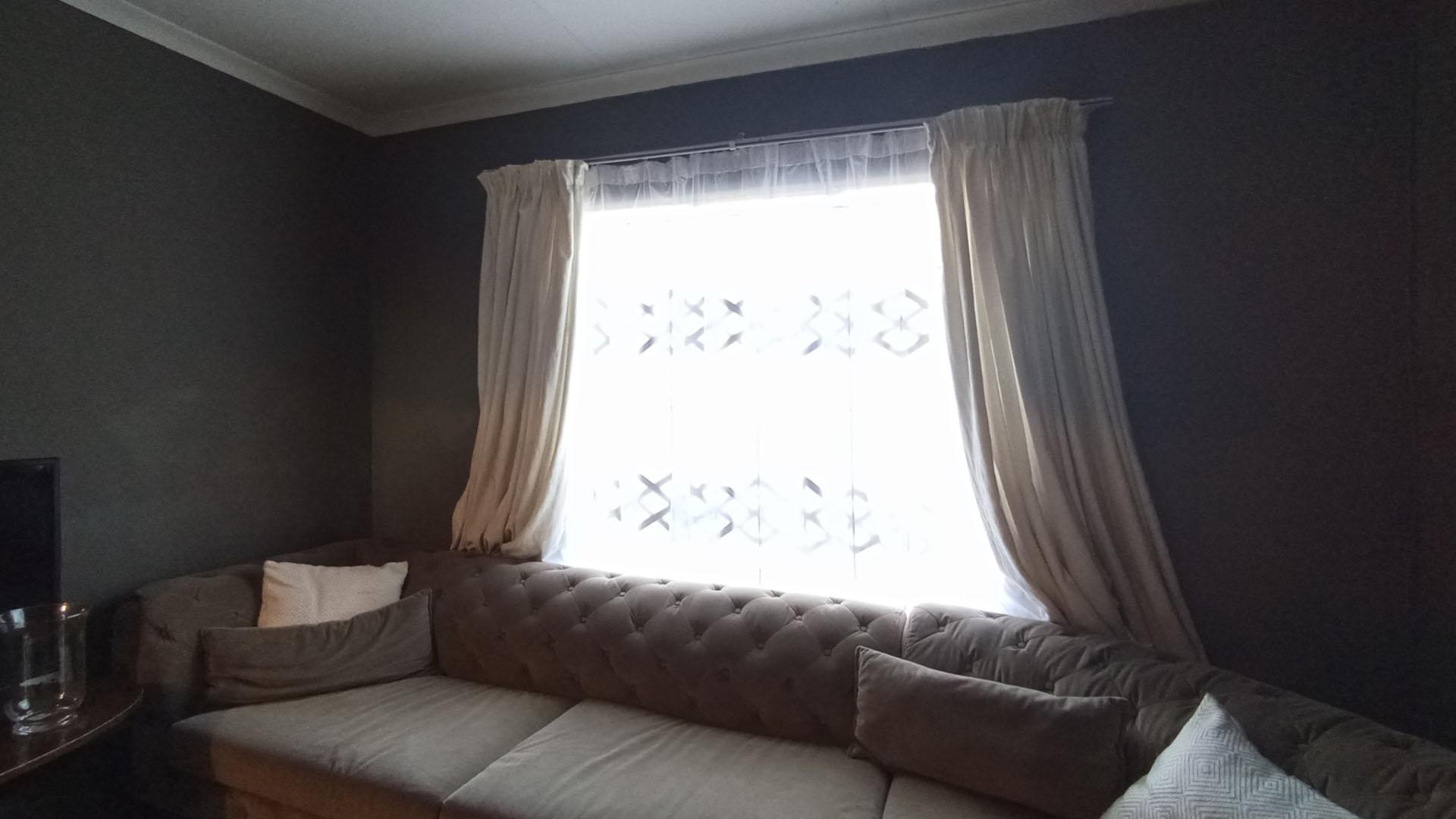 Lounges - 11 square meters of property in Soshanguve East
