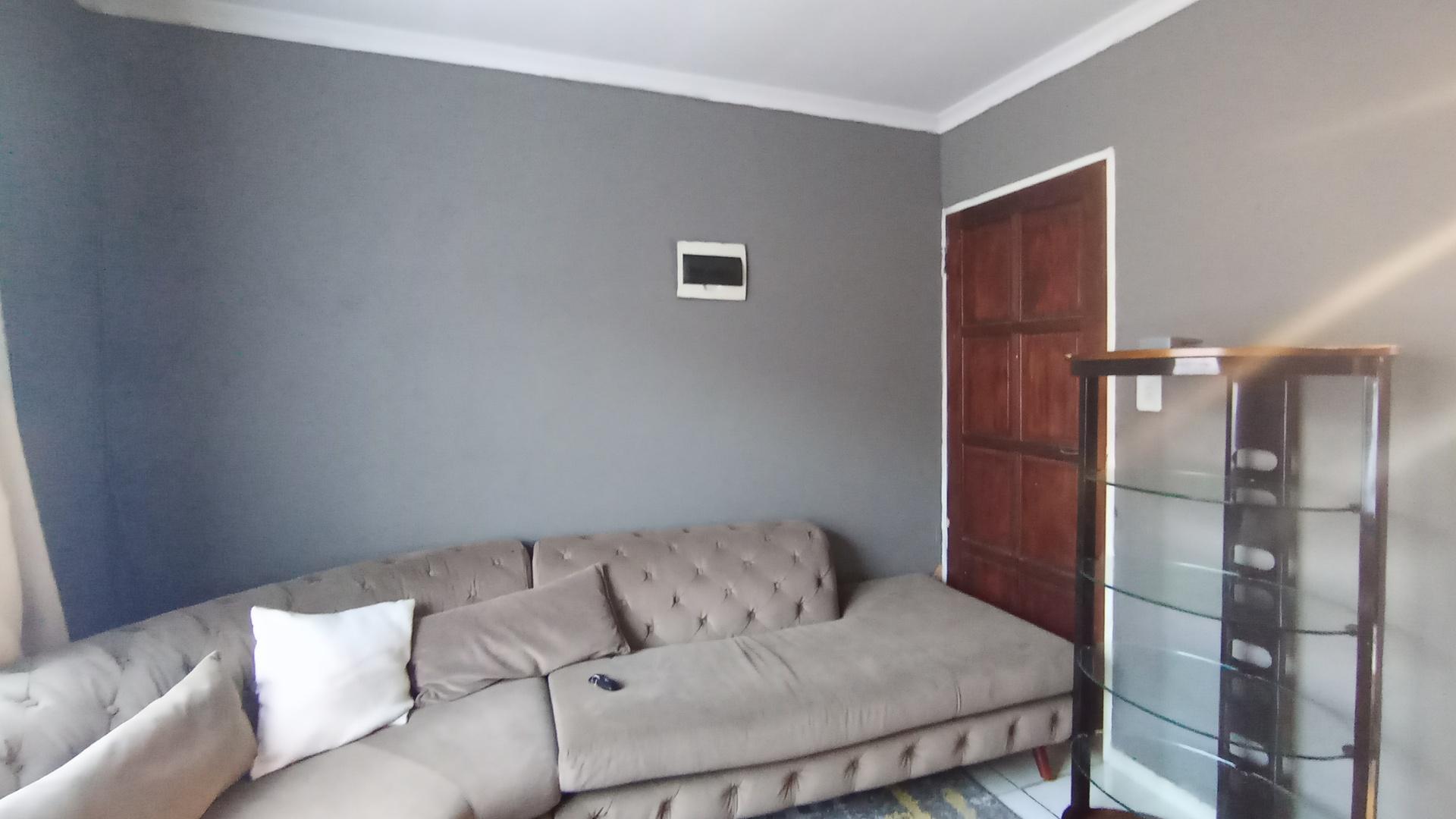 Lounges - 11 square meters of property in Soshanguve East