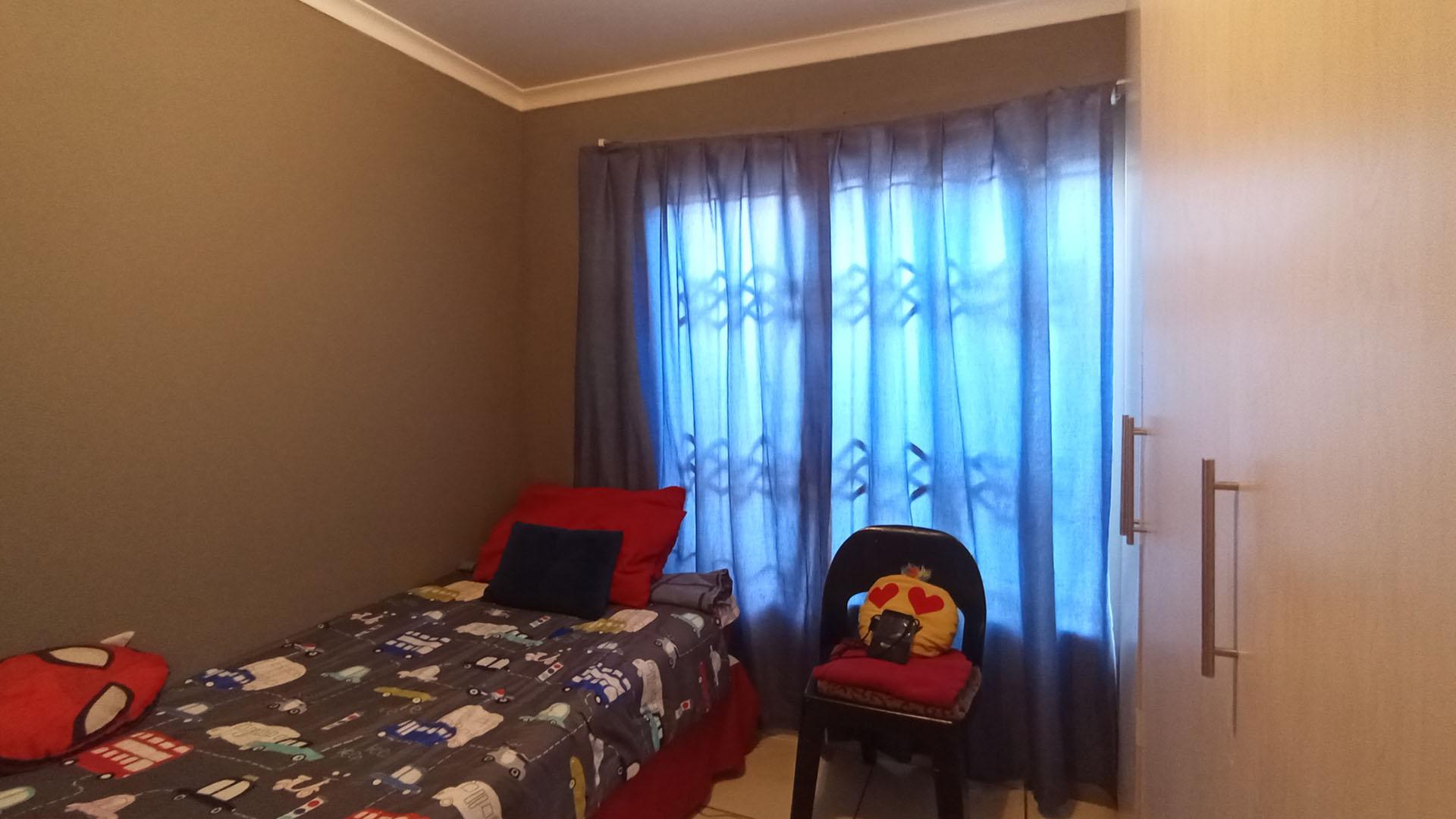 Bed Room 1 - 8 square meters of property in Soshanguve East