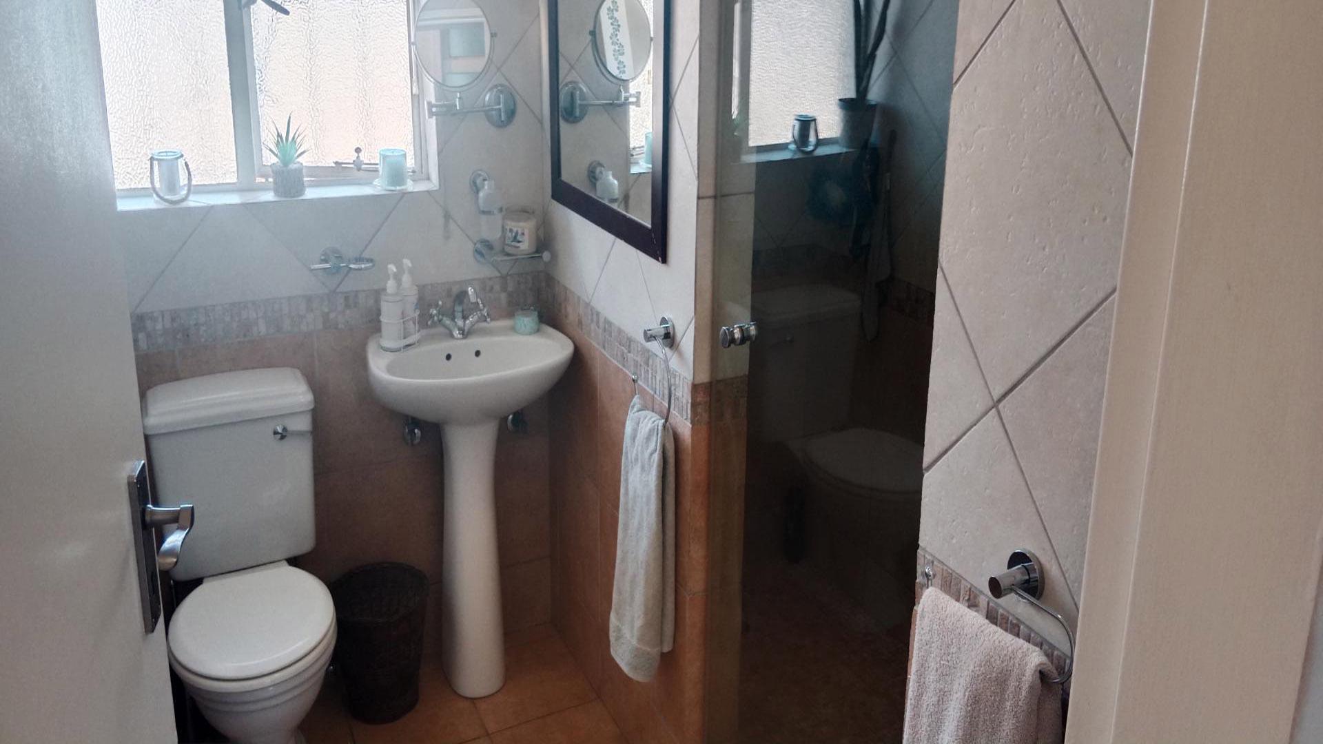 Bathroom 1 of property in Weltevreden Park