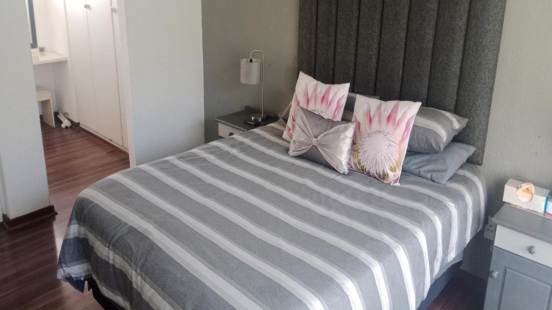 Bed Room 3 of property in Weltevreden Park