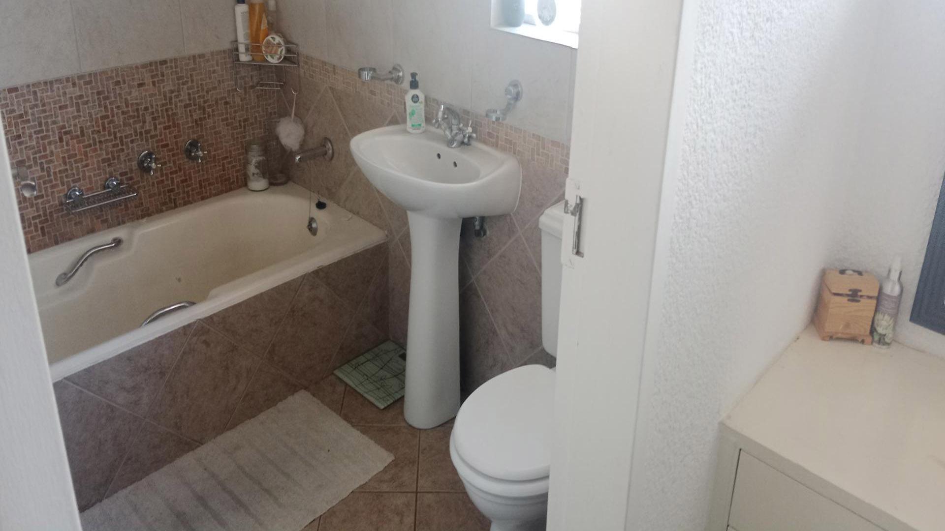 Bathroom 2 of property in Weltevreden Park
