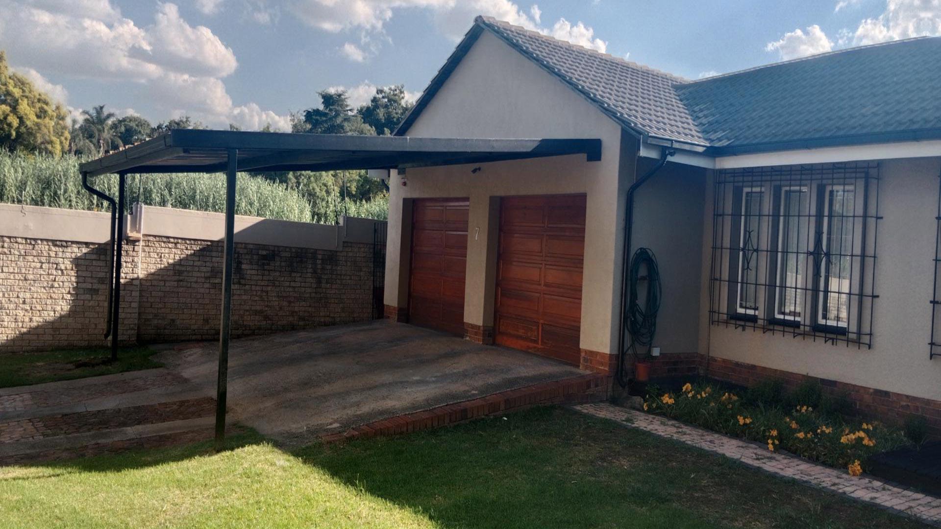 Front View of property in Weltevreden Park