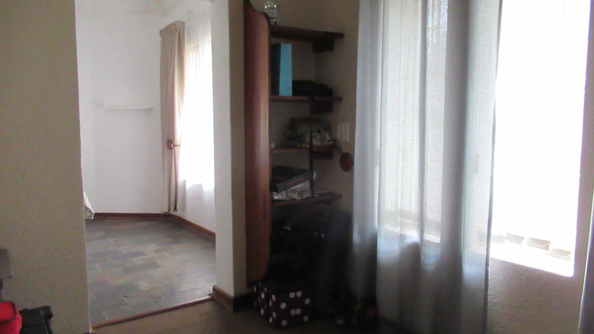 Bed Room 1 - 22 square meters of property in Weltevreden Park