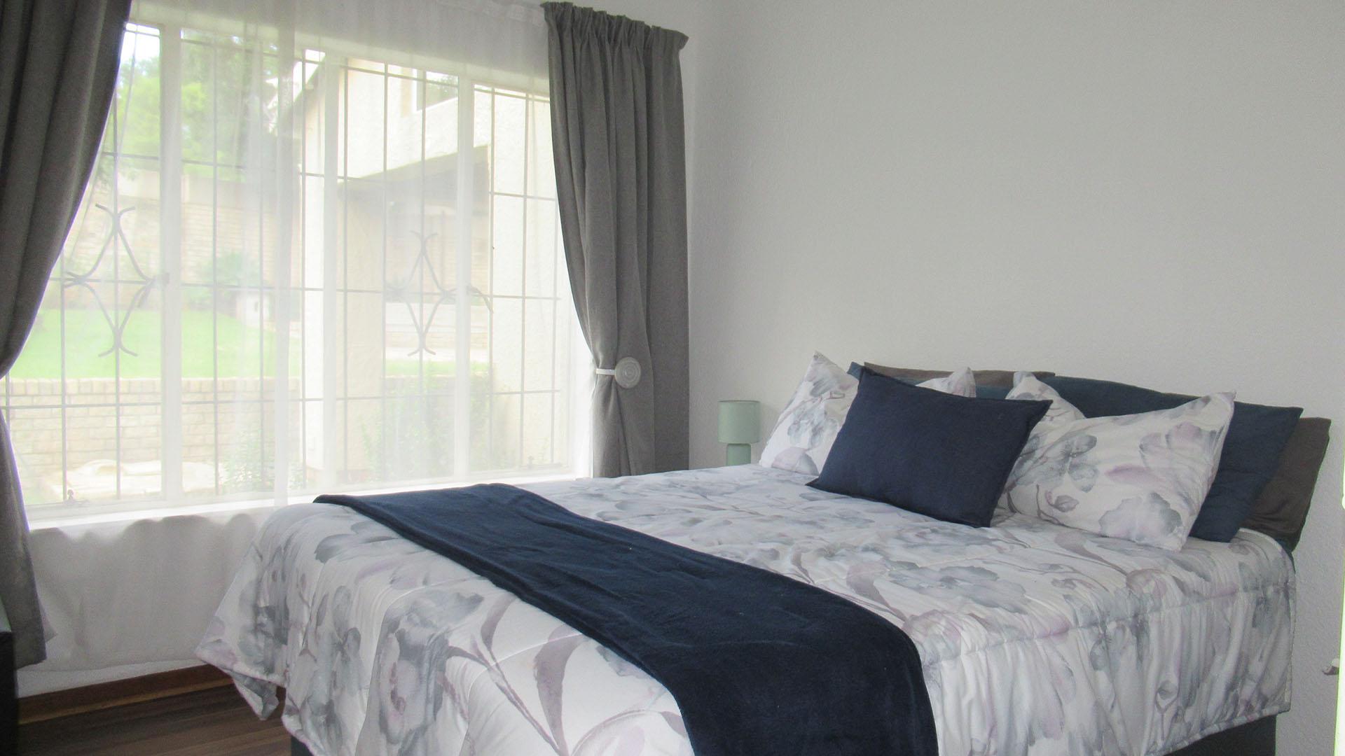 Bed Room 2 - 11 square meters of property in Weltevreden Park