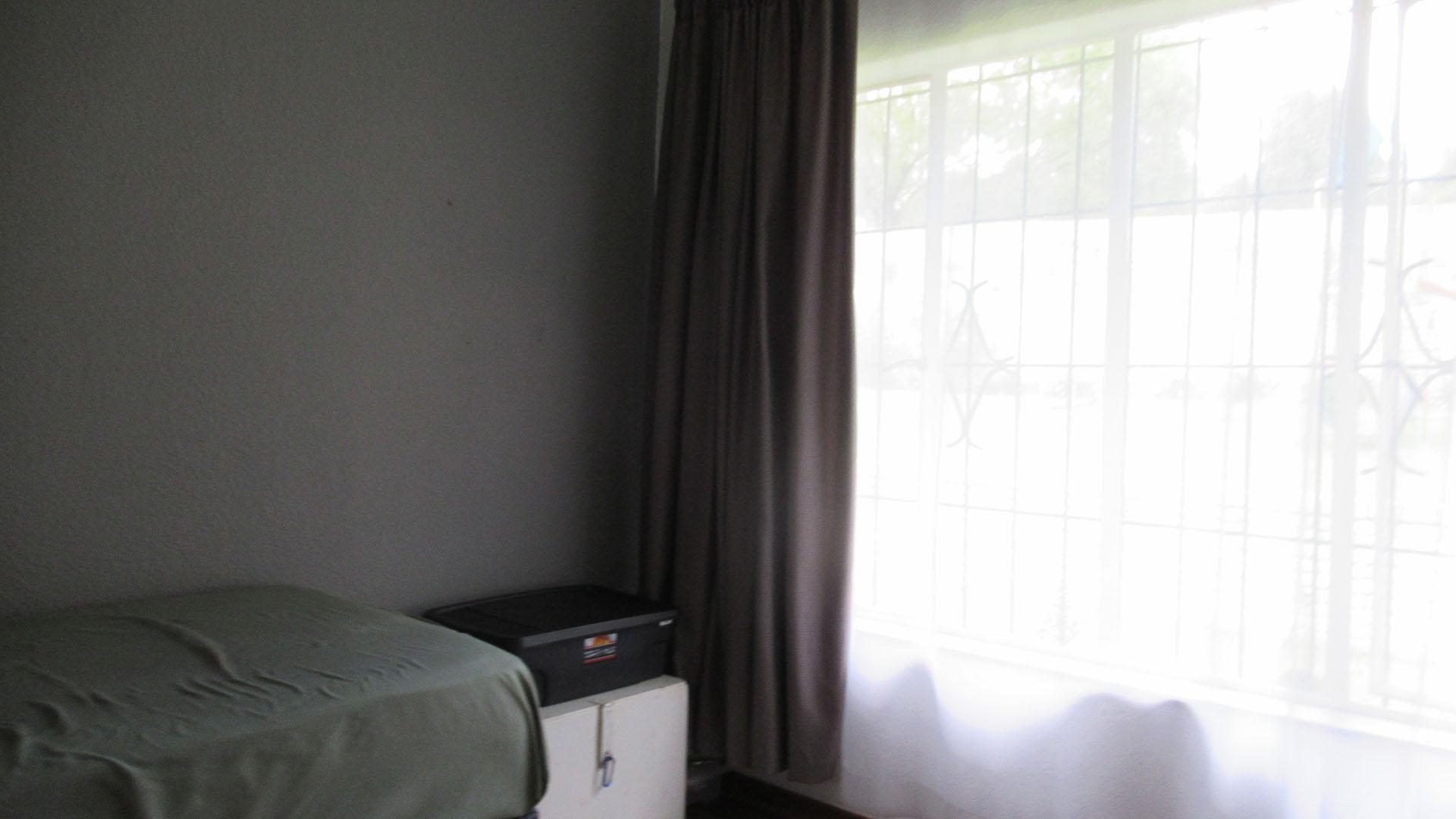 Bed Room 3 of property in Weltevreden Park