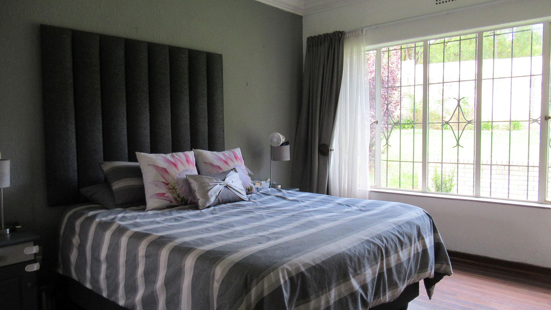 Main Bedroom - 14 square meters of property in Weltevreden Park