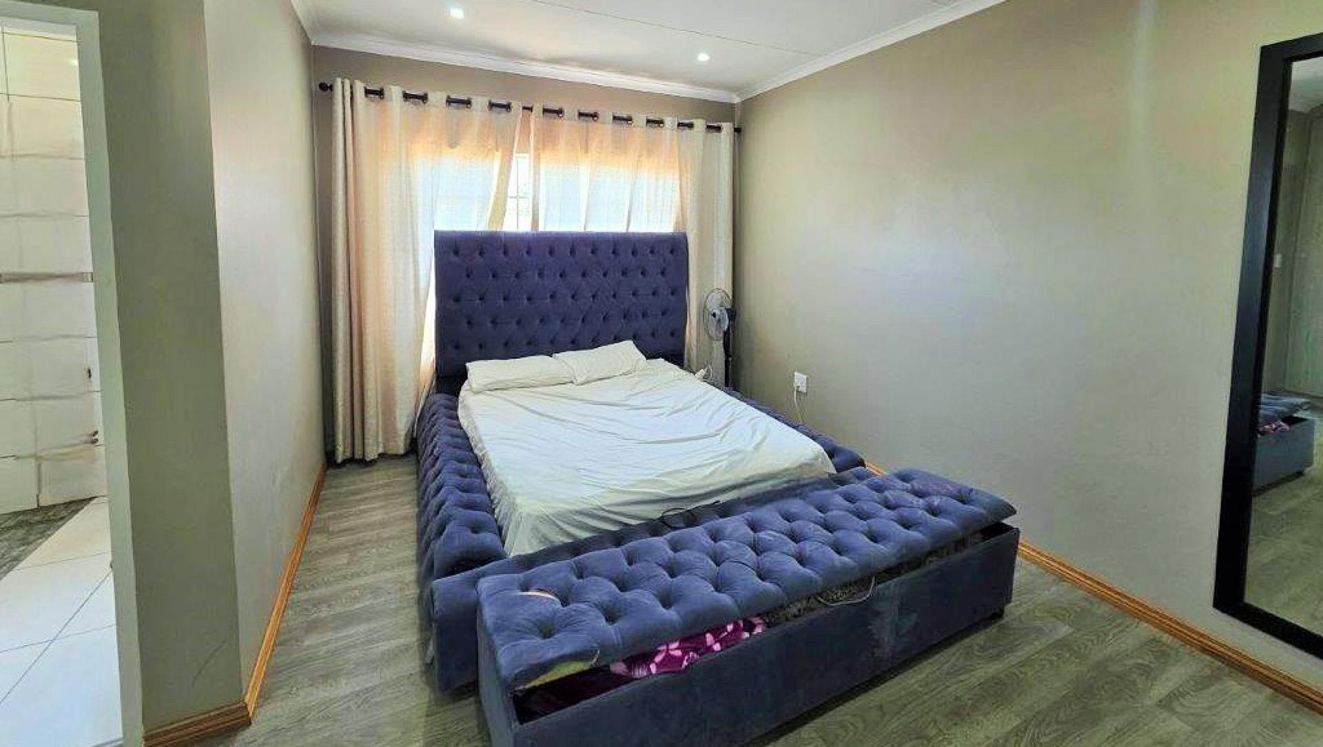 Main Bedroom of property in Waterkloof (Rustenburg)