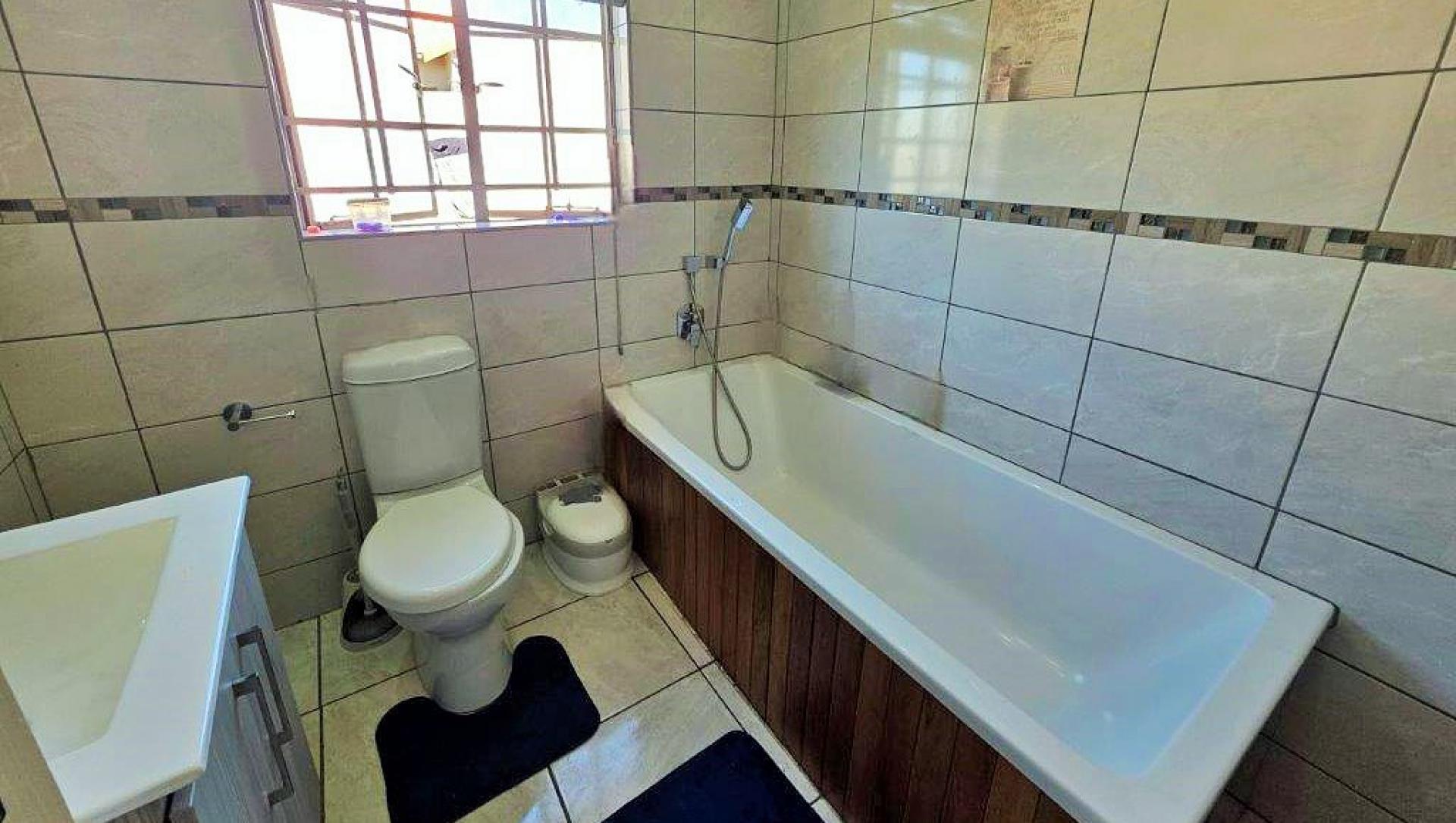 Bathroom 1 of property in Waterkloof (Rustenburg)