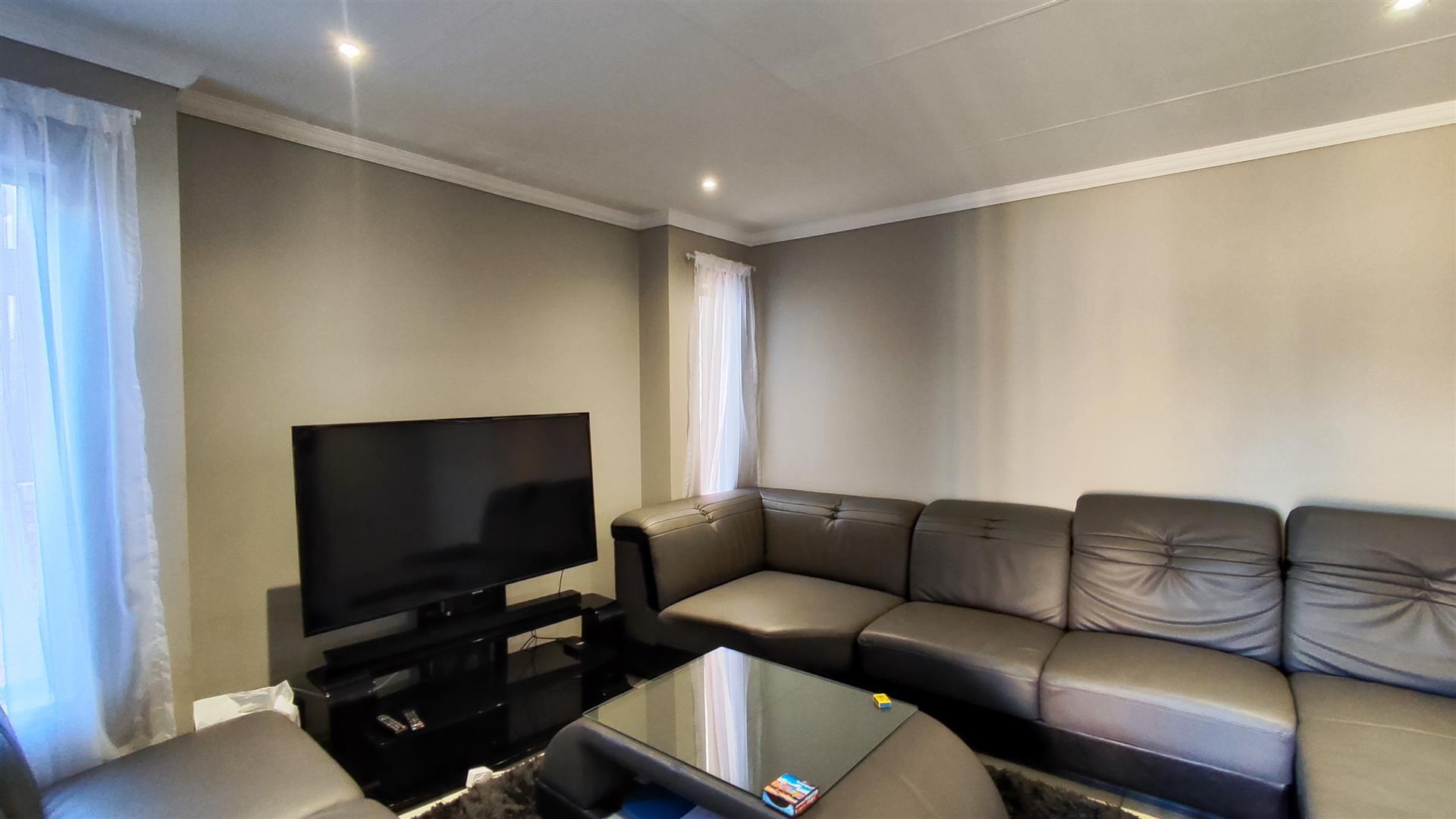 Lounges - 14 square meters of property in Cosmo City