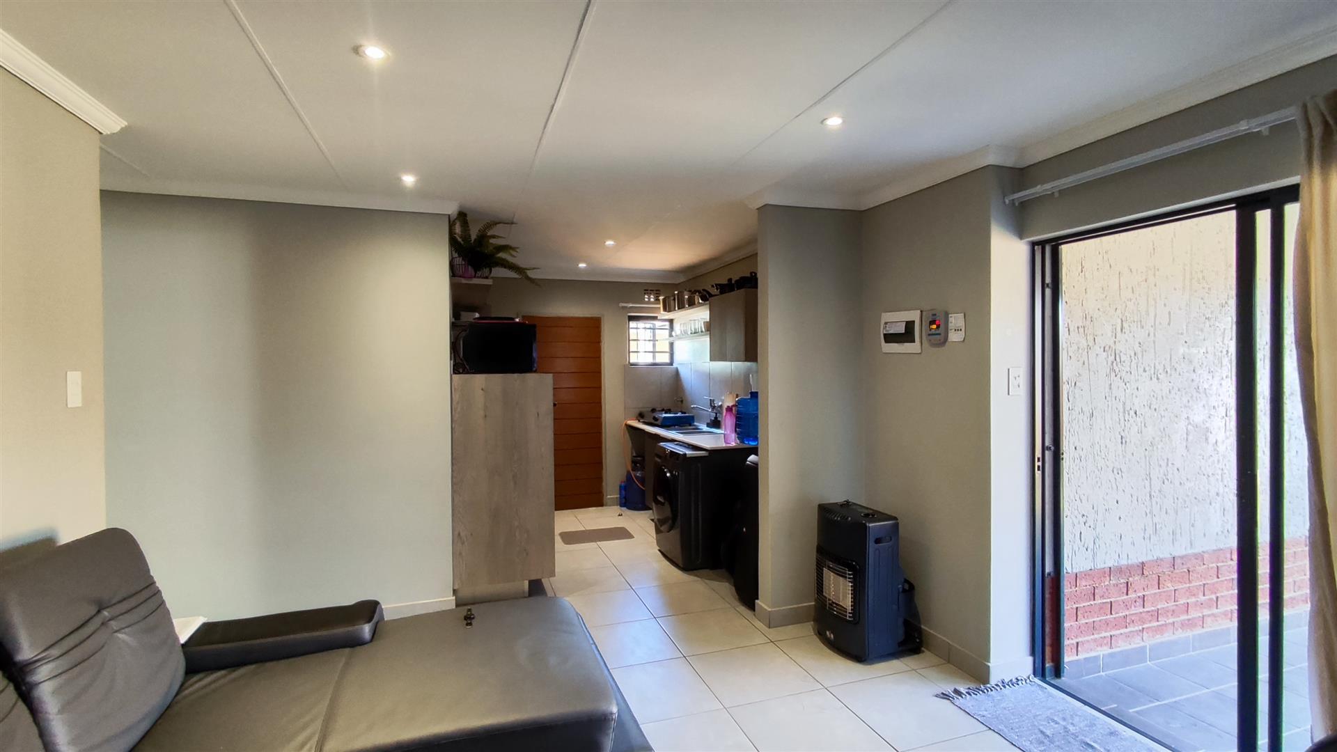 Lounges - 14 square meters of property in Cosmo City