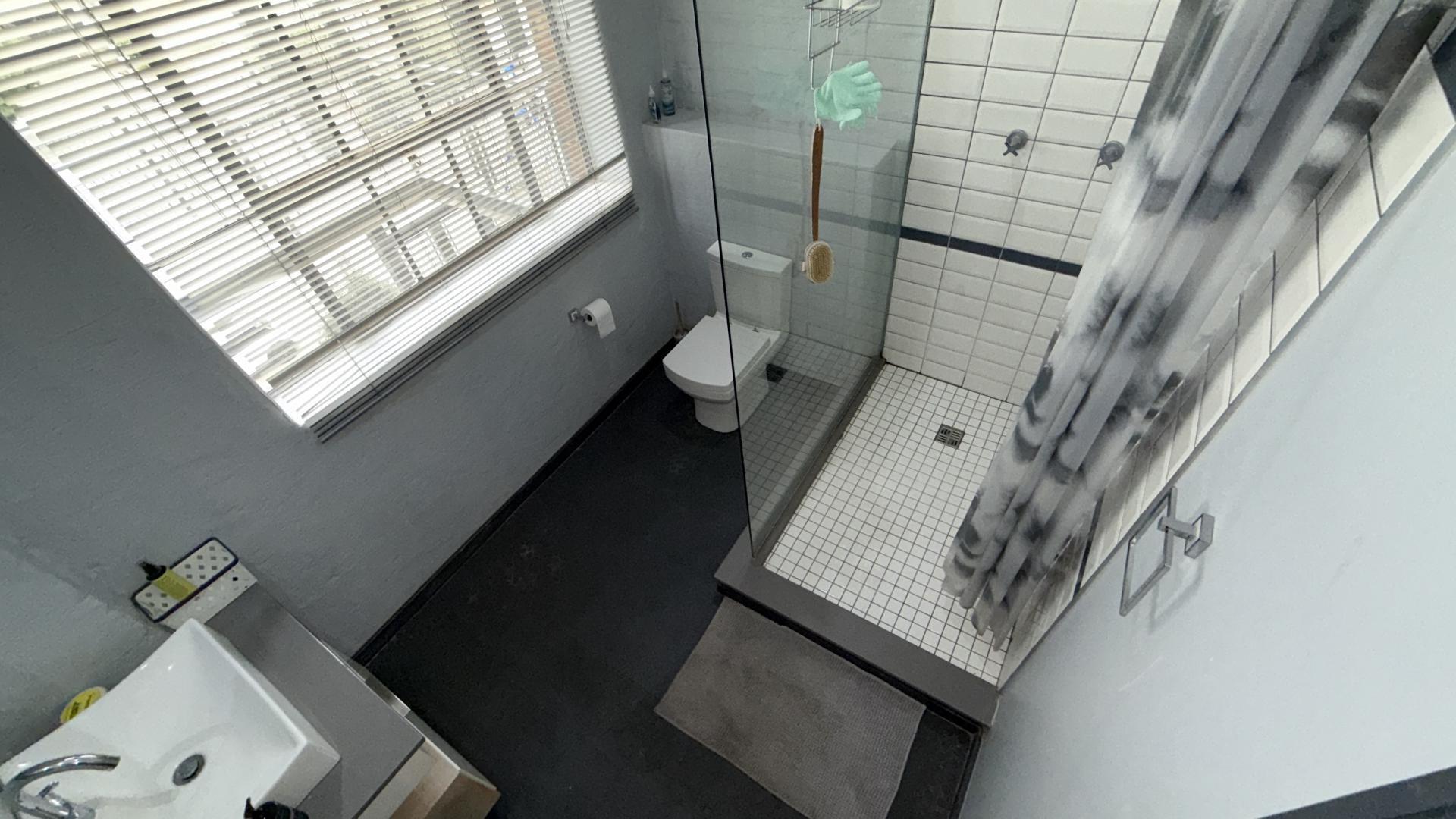 Bathroom 1 of property in Braamfontein