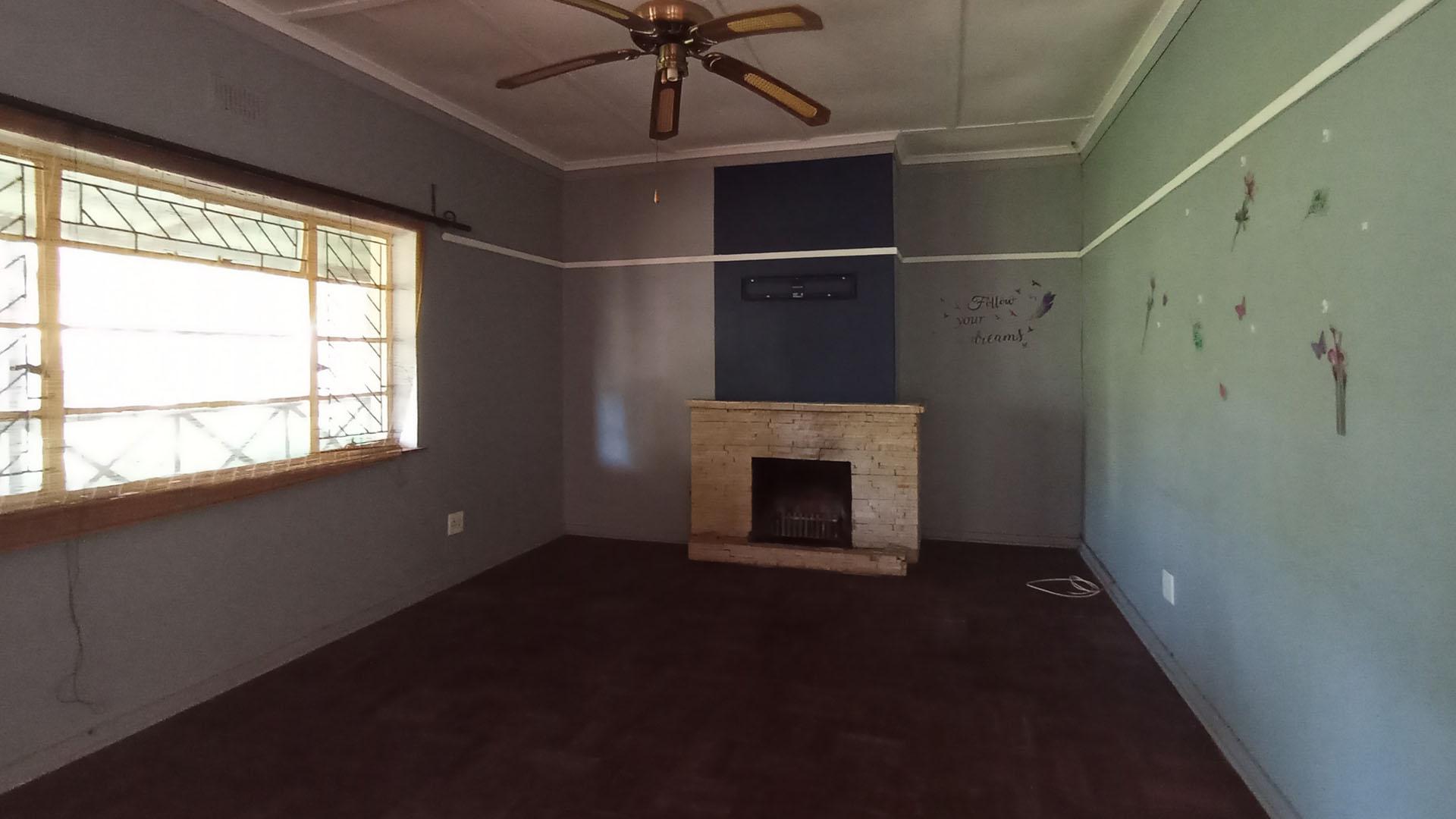 Lounges - 14 square meters of property in Cullinan