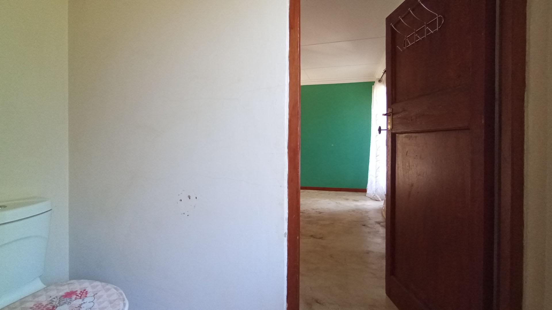 Main Bathroom - 7 square meters of property in Cullinan