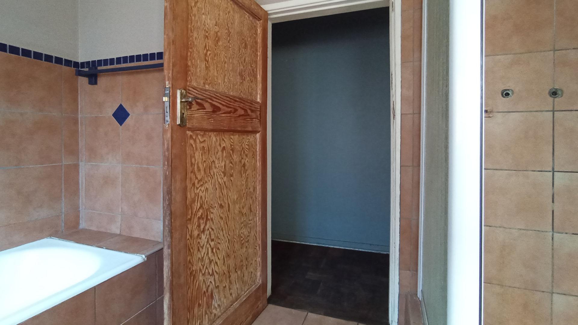 Bathroom 1 - 7 square meters of property in Cullinan