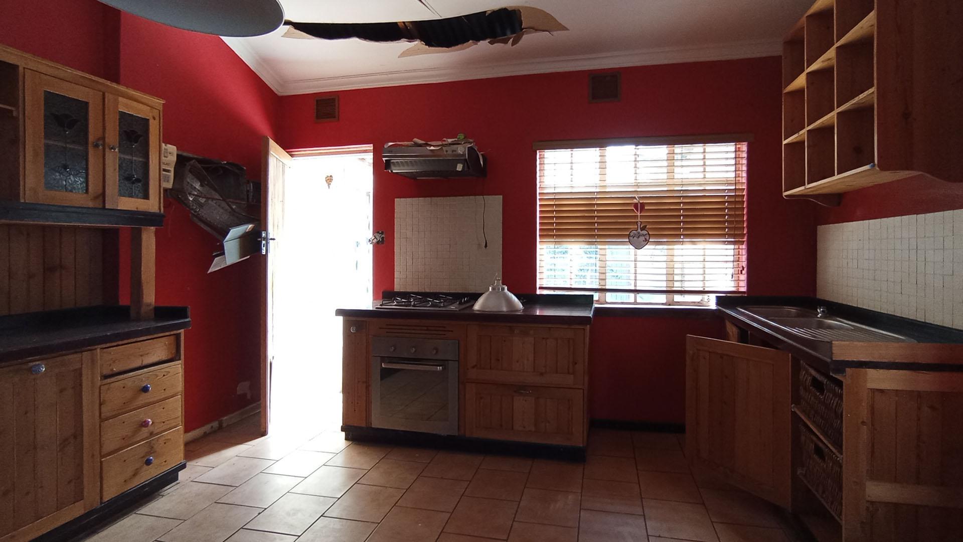 Kitchen - 13 square meters of property in Cullinan