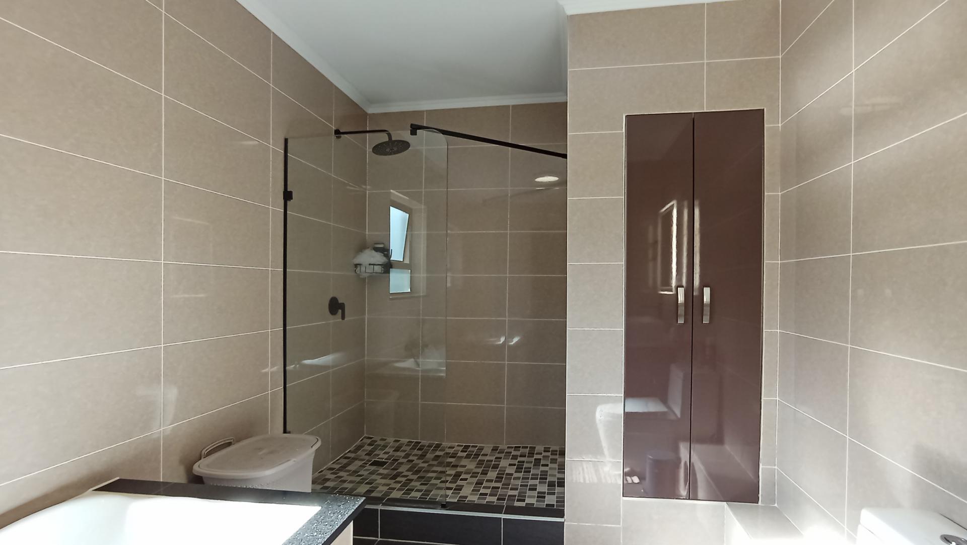 Main Bathroom - 9 square meters of property in Carlswald