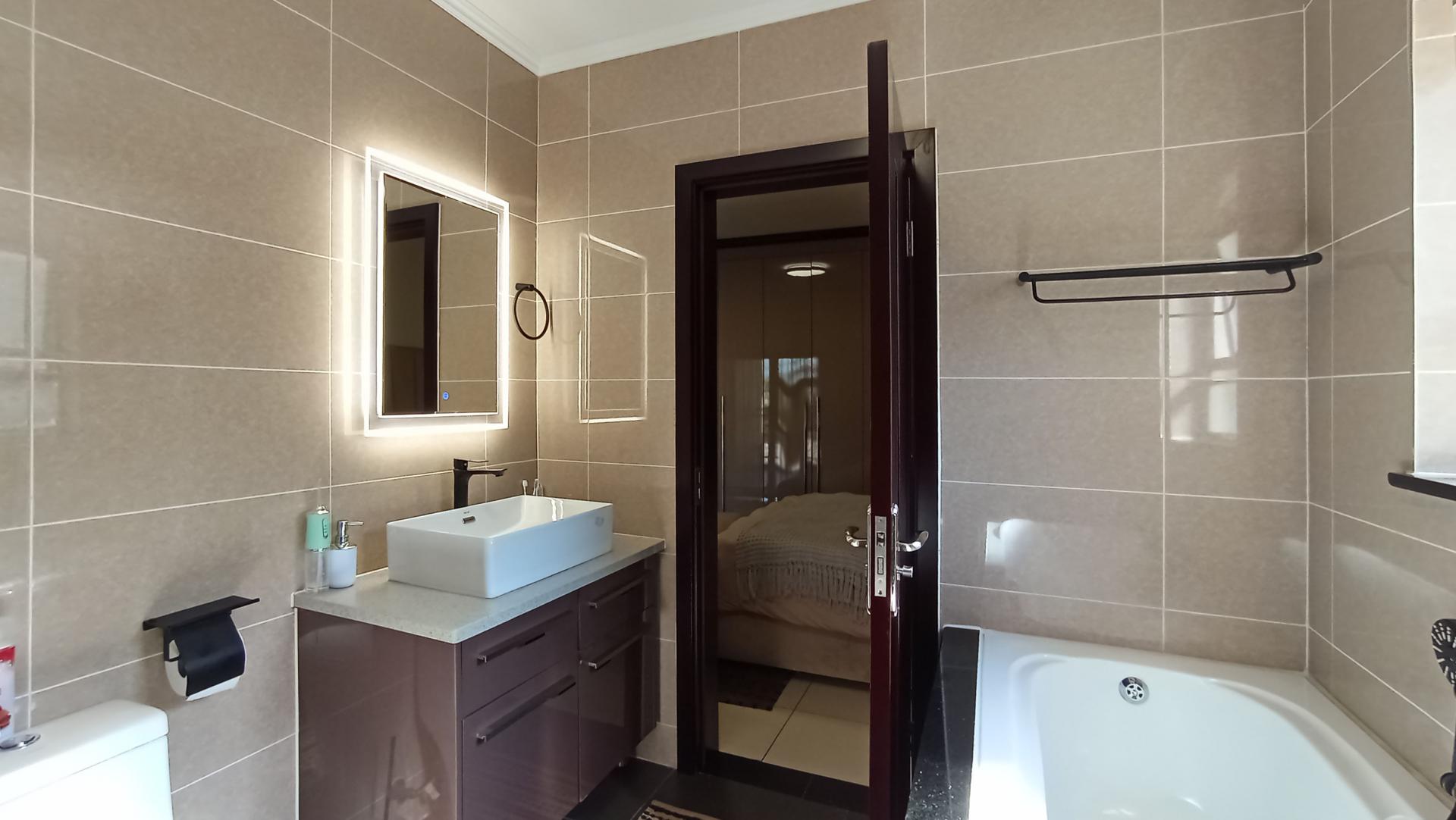 Main Bathroom - 9 square meters of property in Carlswald