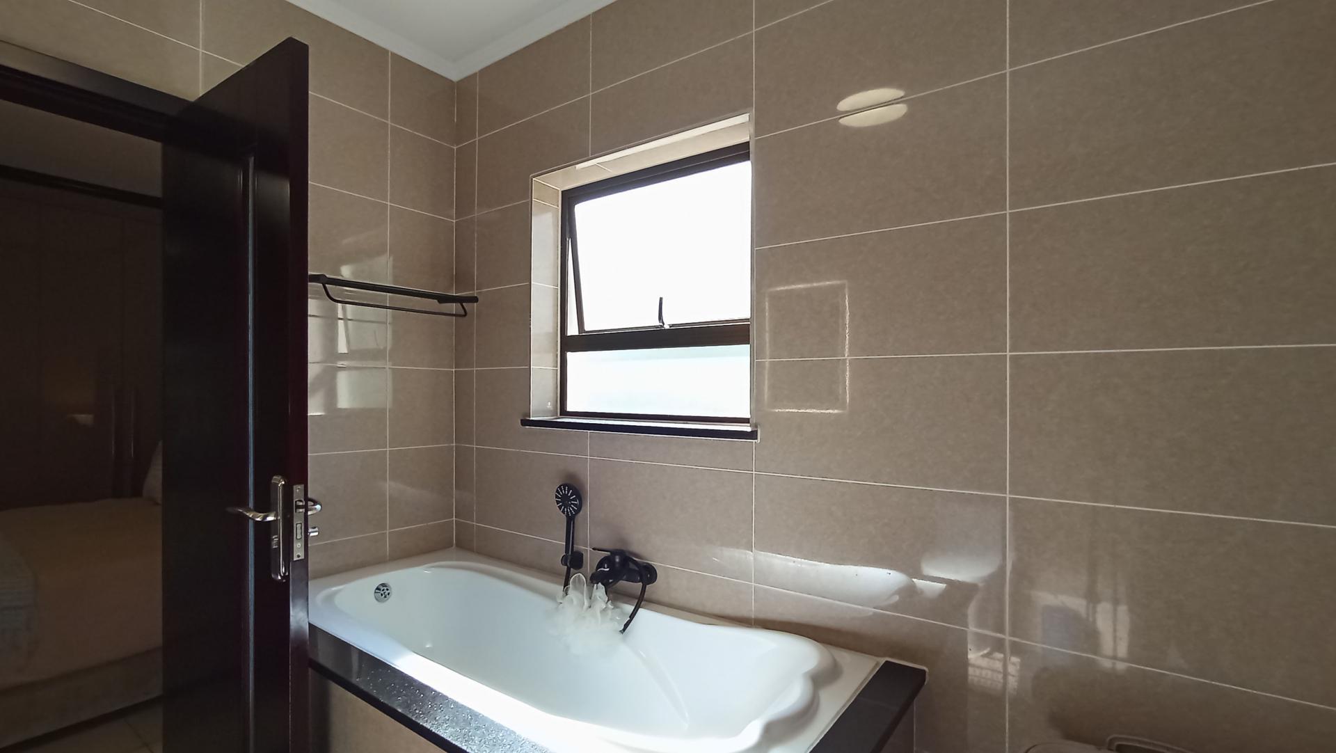 Main Bathroom - 9 square meters of property in Carlswald