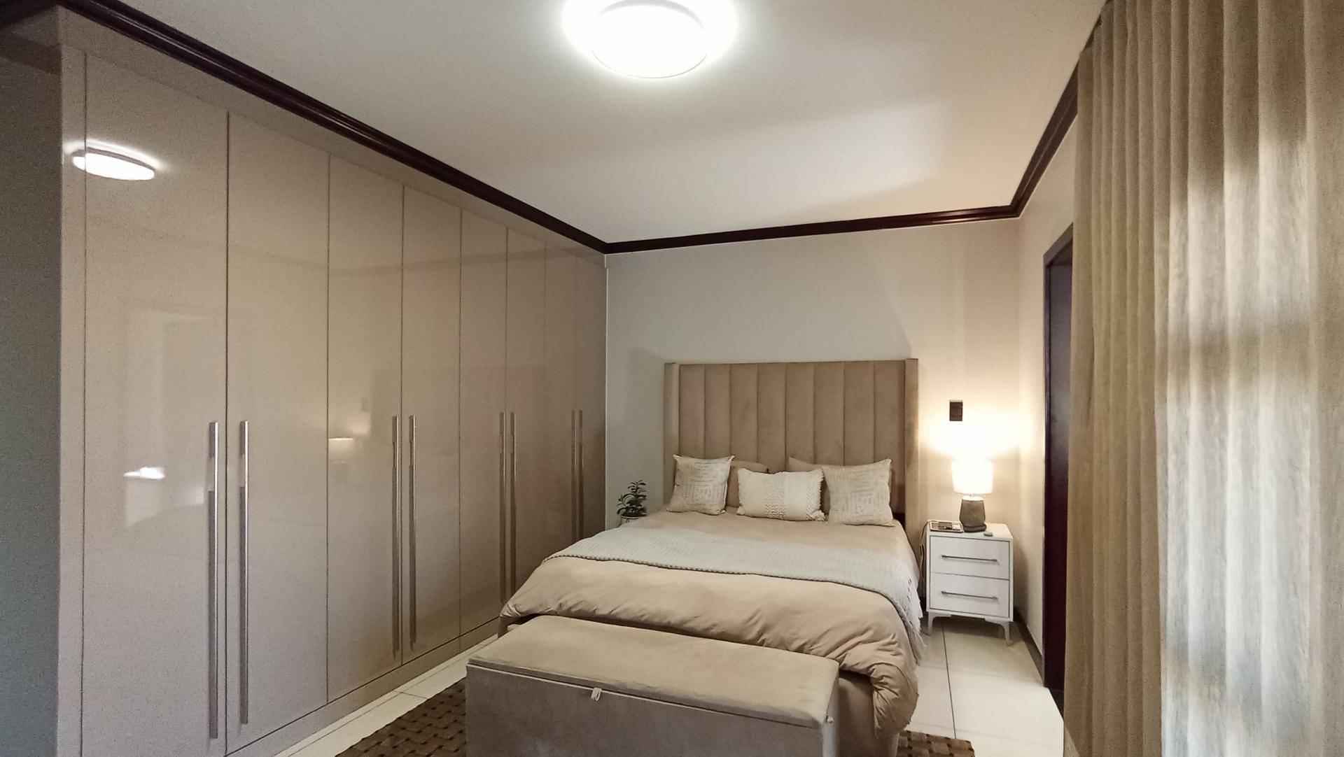 Main Bedroom - 19 square meters of property in Carlswald