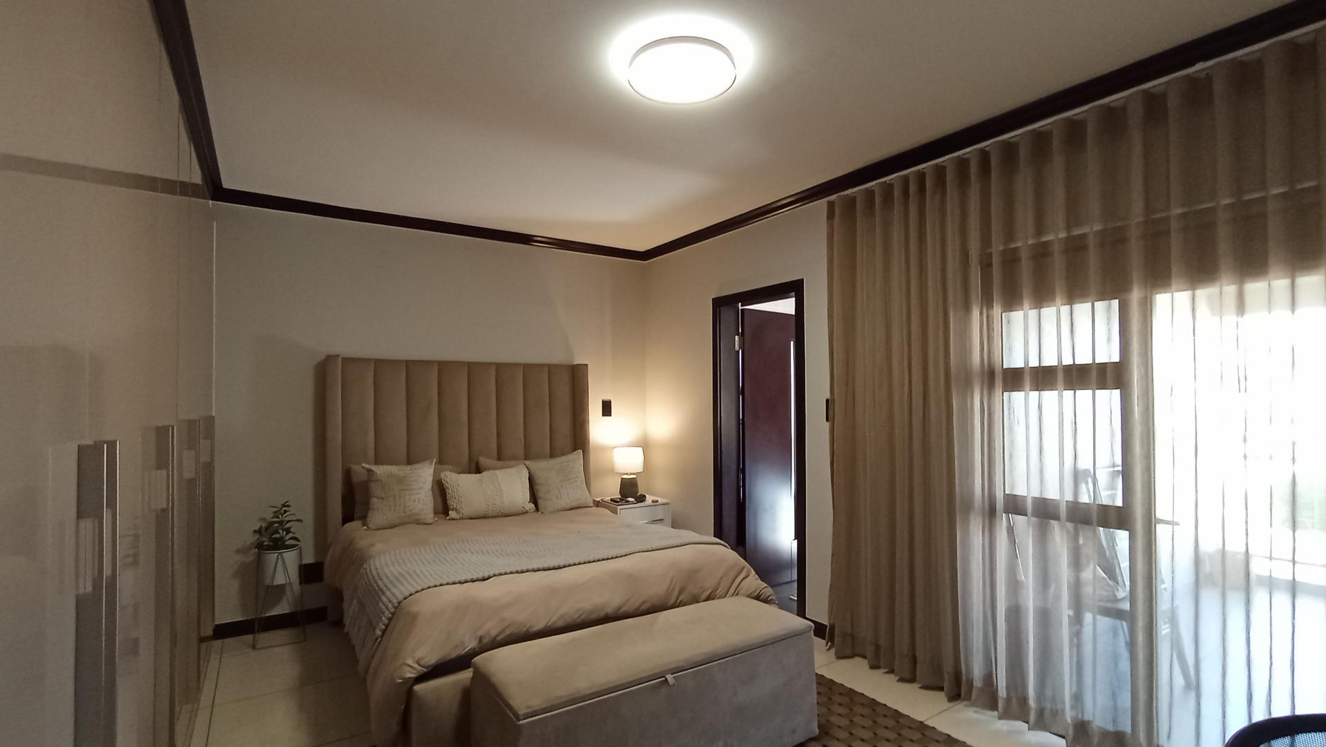 Main Bedroom - 19 square meters of property in Carlswald