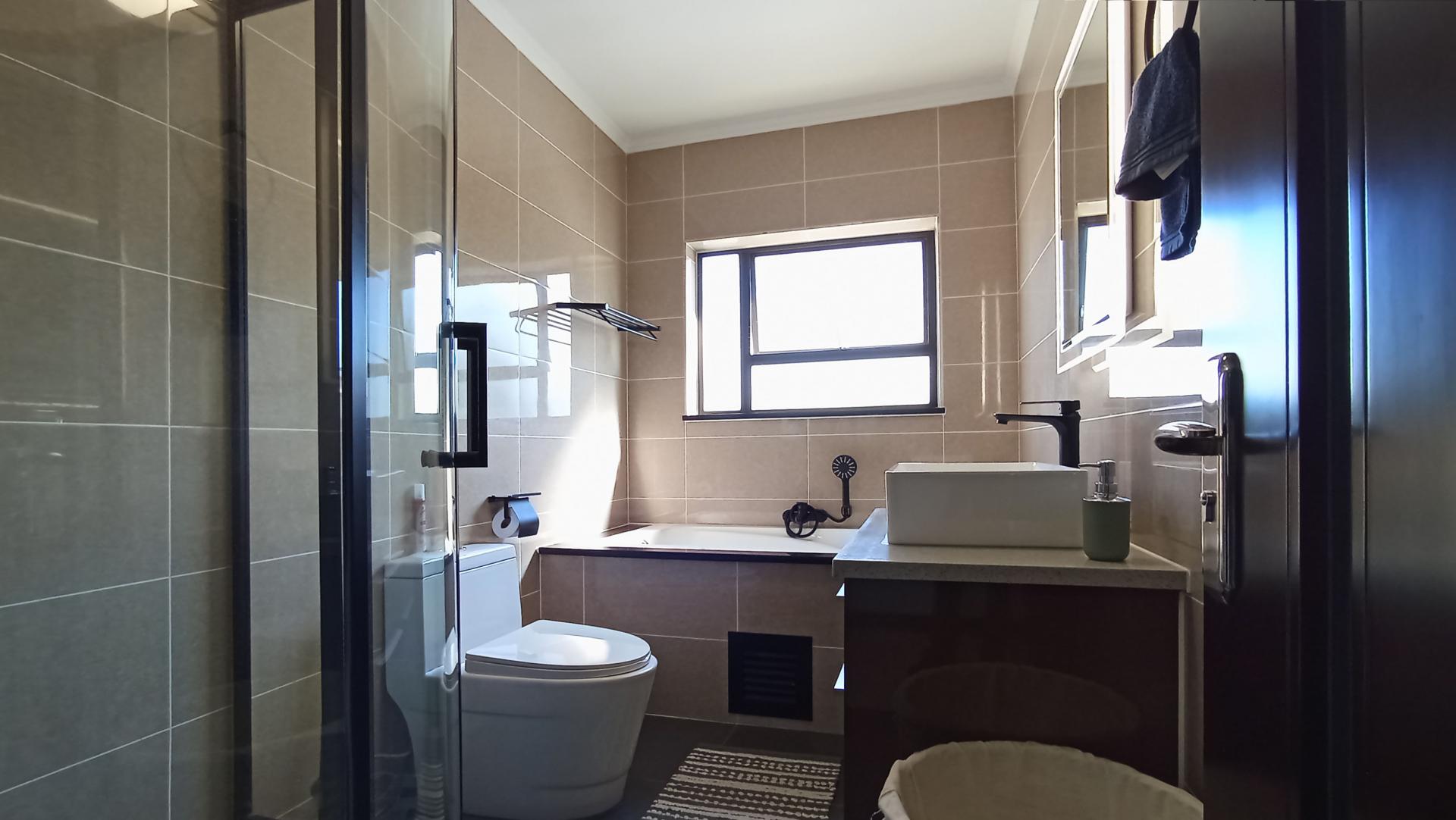 Bathroom 1 - 6 square meters of property in Carlswald