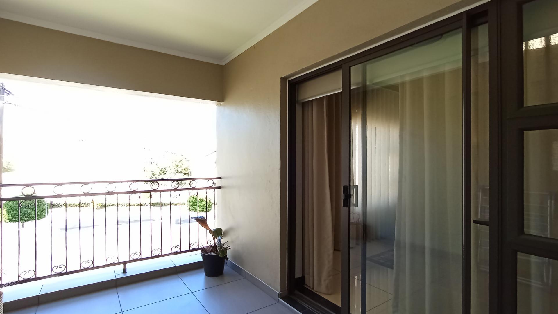 Balcony - 10 square meters of property in Carlswald