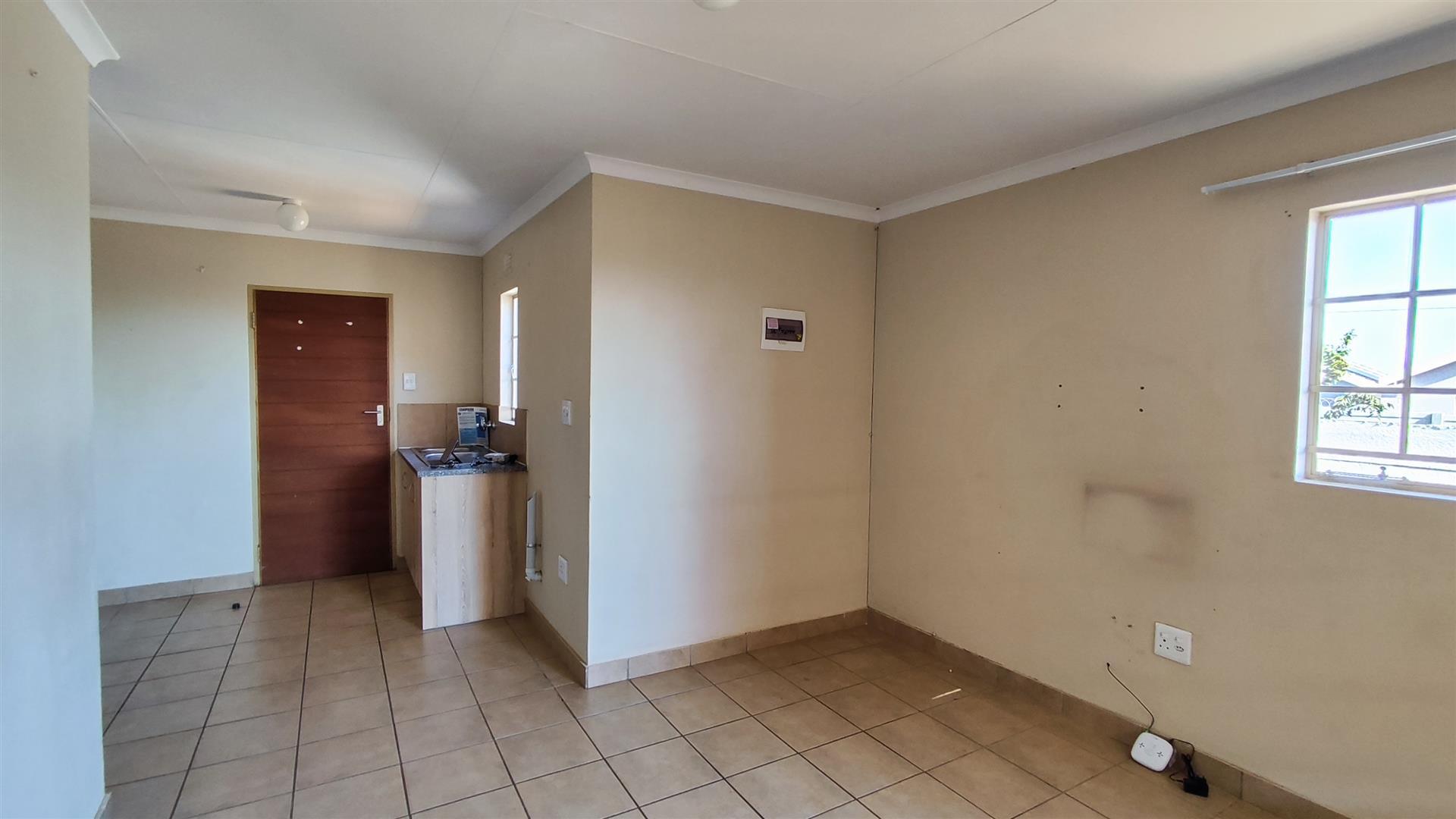 Lounges - 13 square meters of property in Palm Ridge