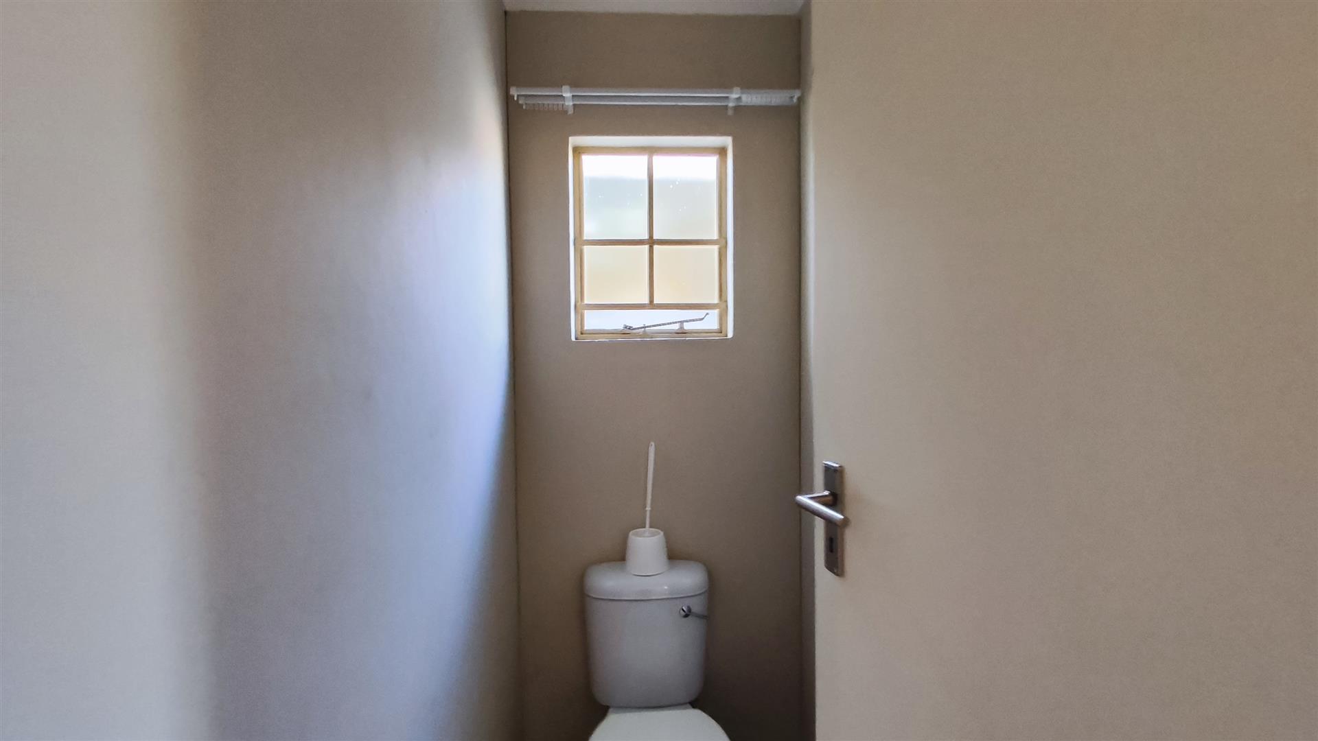 Bathroom 1 - 6 square meters of property in Palm Ridge