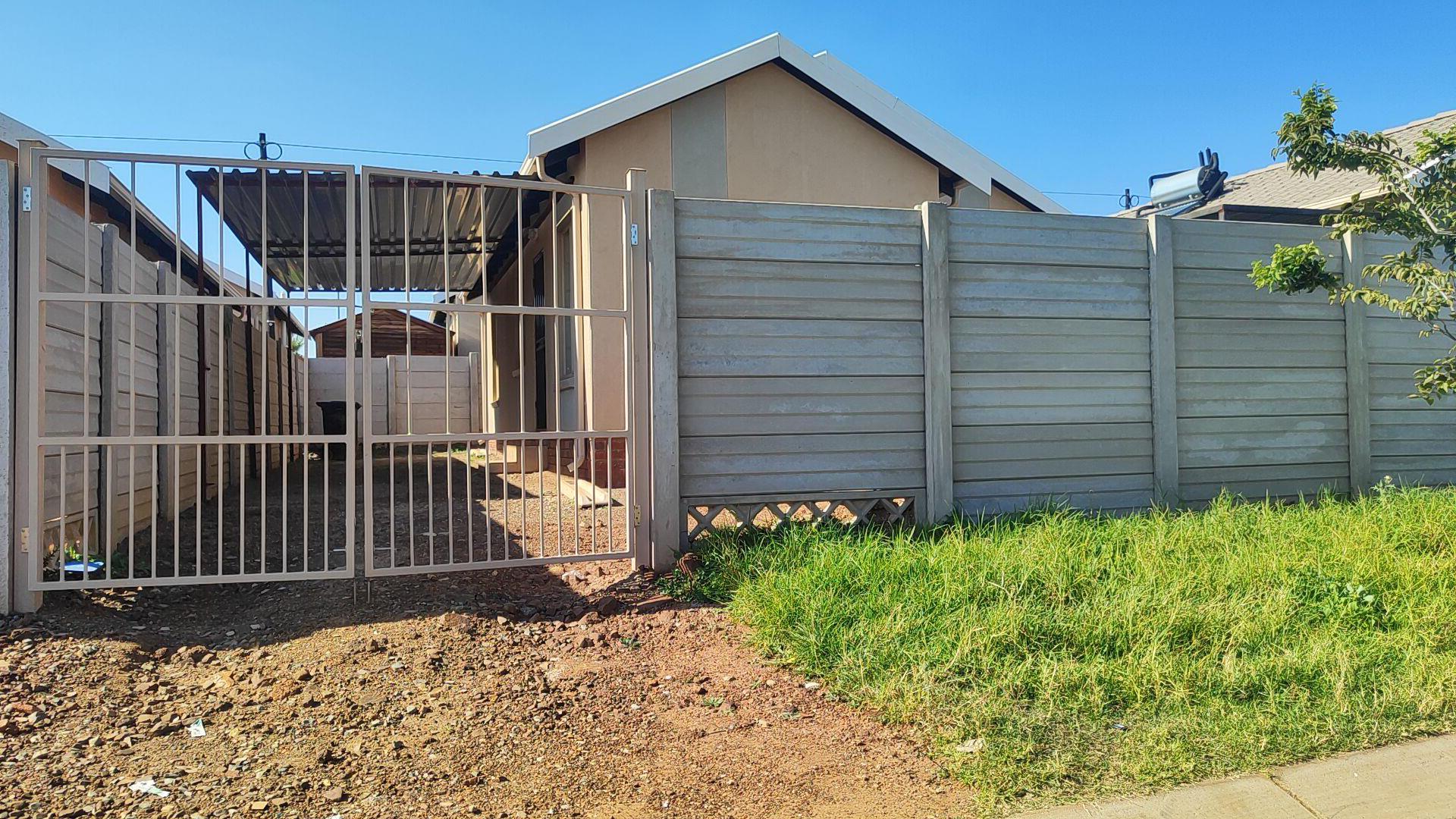 Front View of property in Palm Ridge