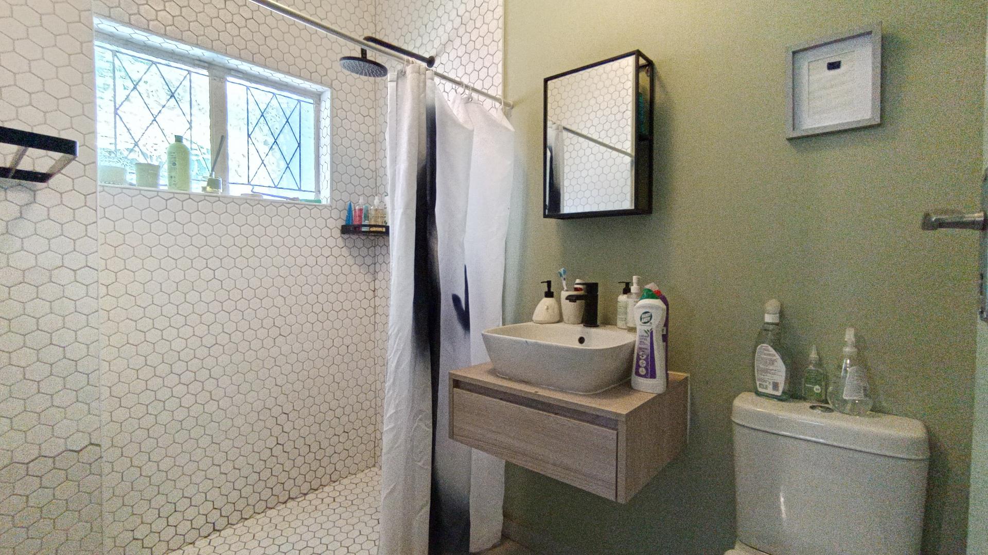 Bathroom 1 - 5 square meters of property in Windermere