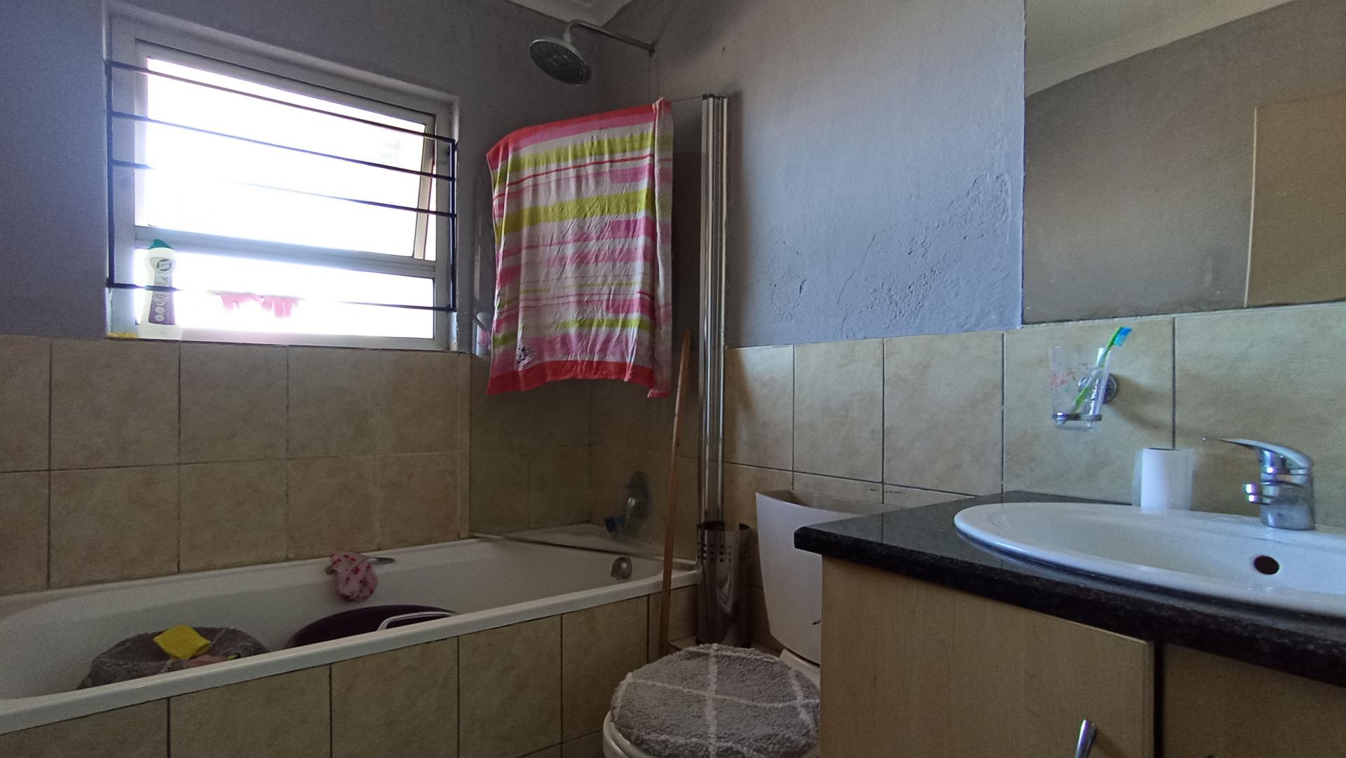 Main Bathroom - 6 square meters of property in Ferndale - JHB