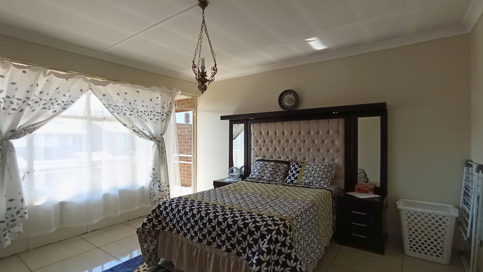 Bed Room 1 - 21 square meters of property in Florida