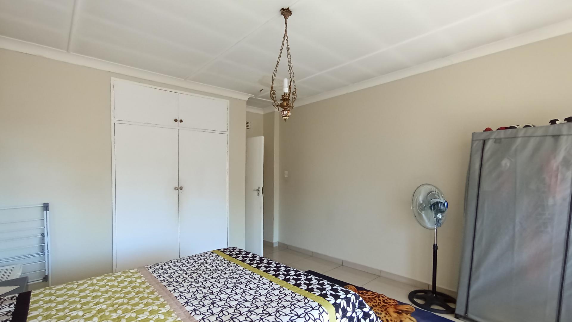 Bed Room 1 - 21 square meters of property in Florida