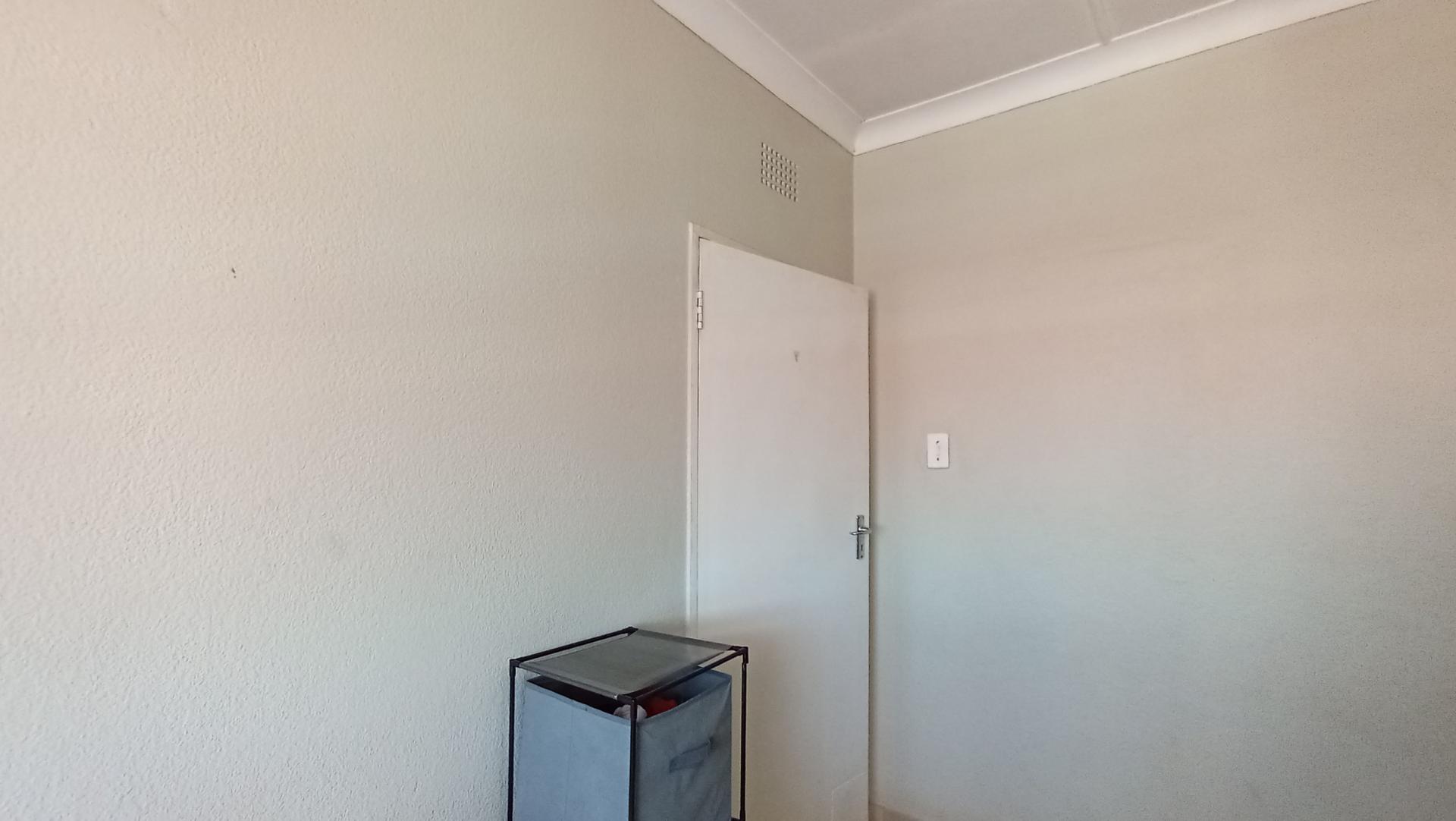 Bed Room 2 - 12 square meters of property in Florida