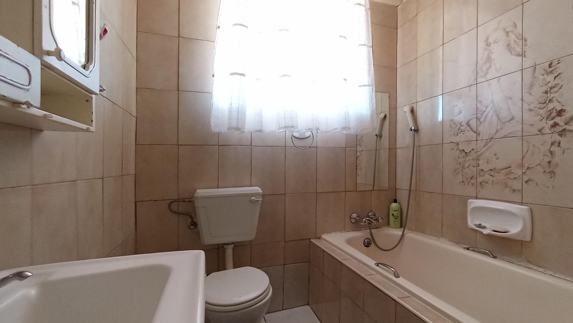 Bathroom 1 - 5 square meters of property in Florida