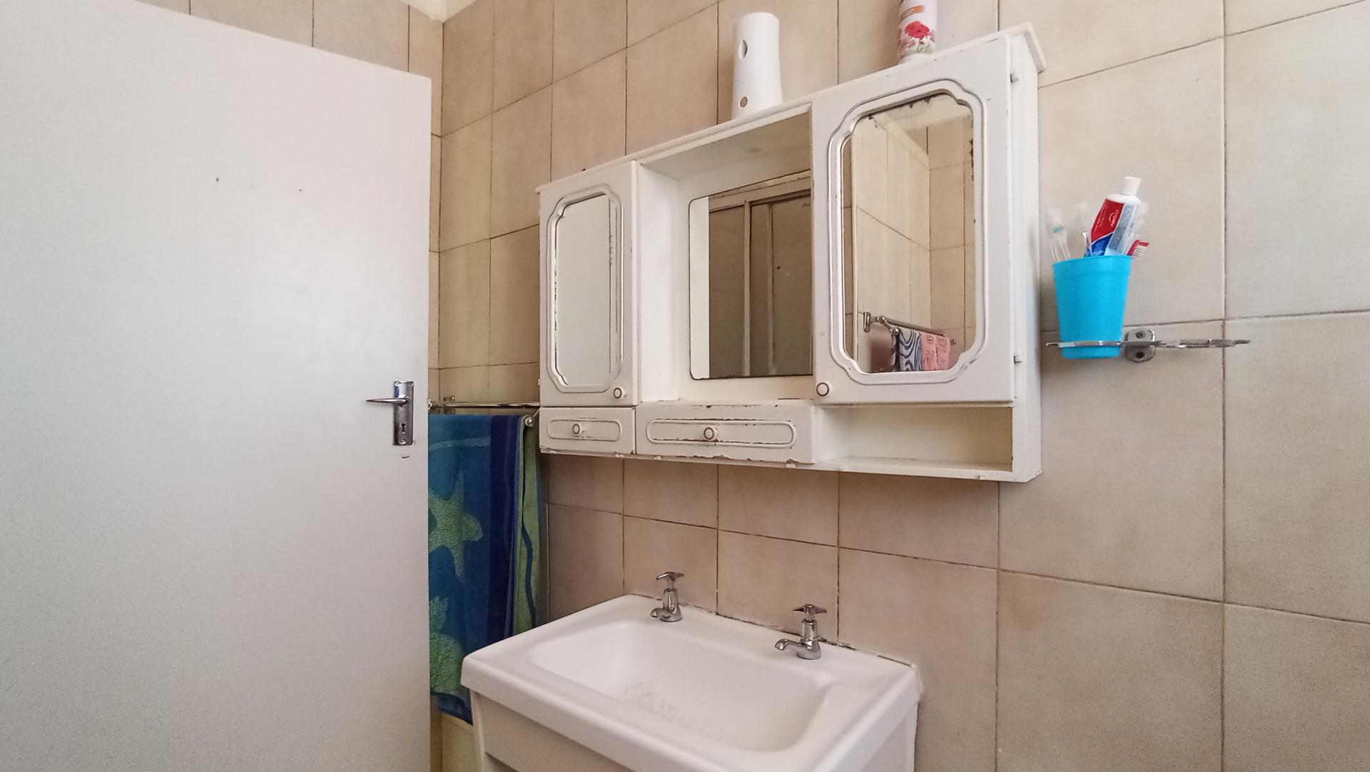 Bathroom 1 - 5 square meters of property in Florida