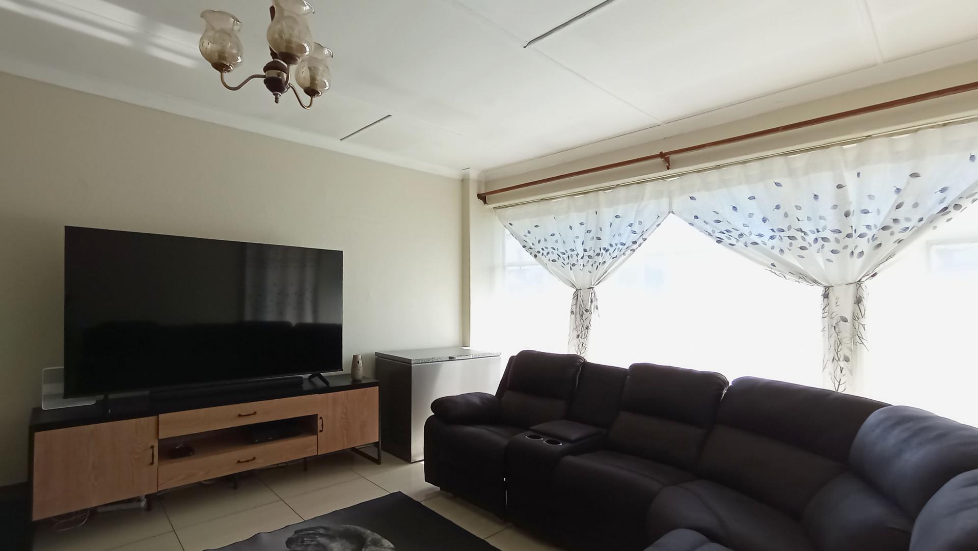 Lounges - 17 square meters of property in Florida