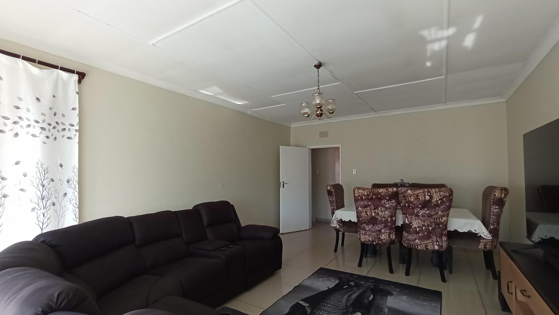 Lounges - 17 square meters of property in Florida