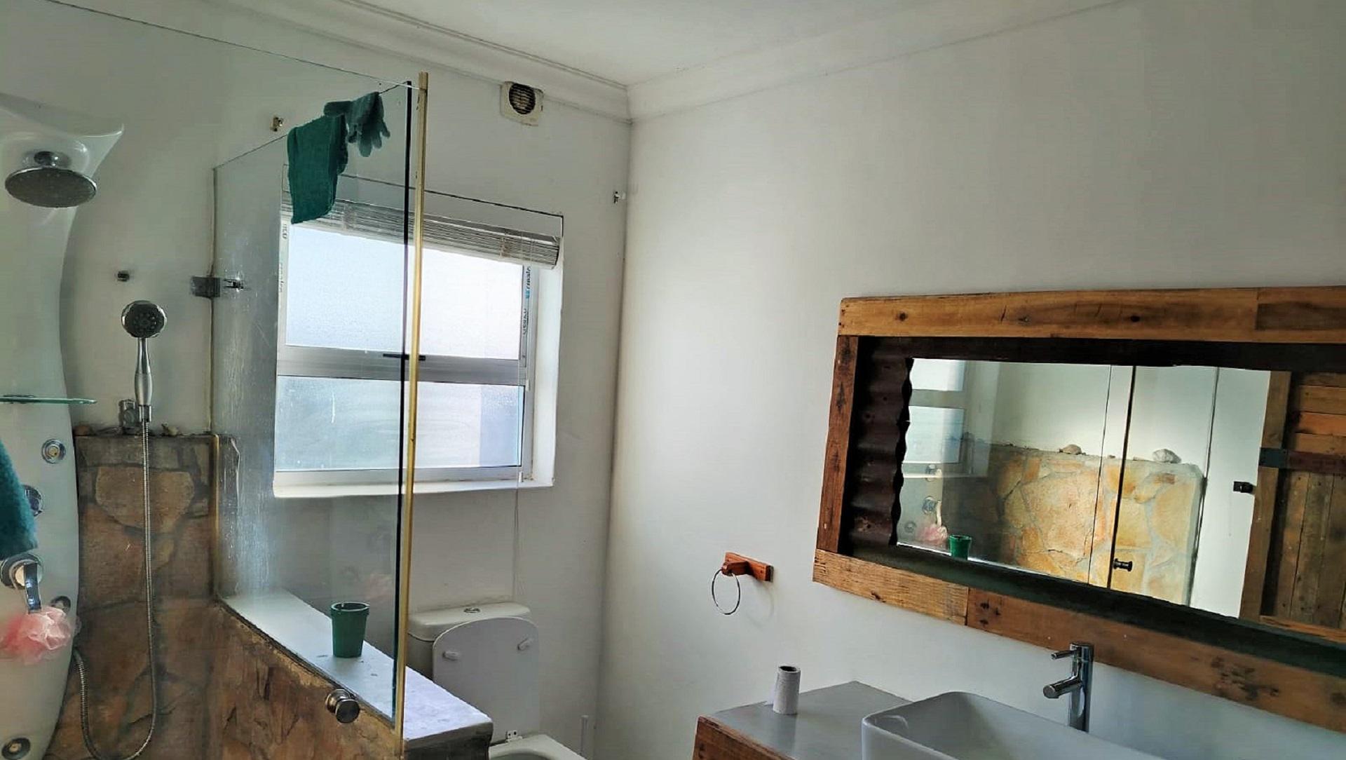 Bathroom 1 of property in Hawston