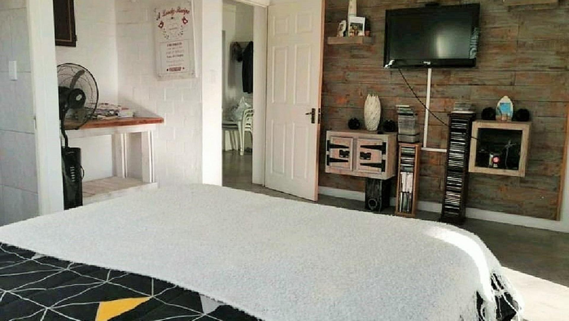 Main Bedroom of property in Hawston