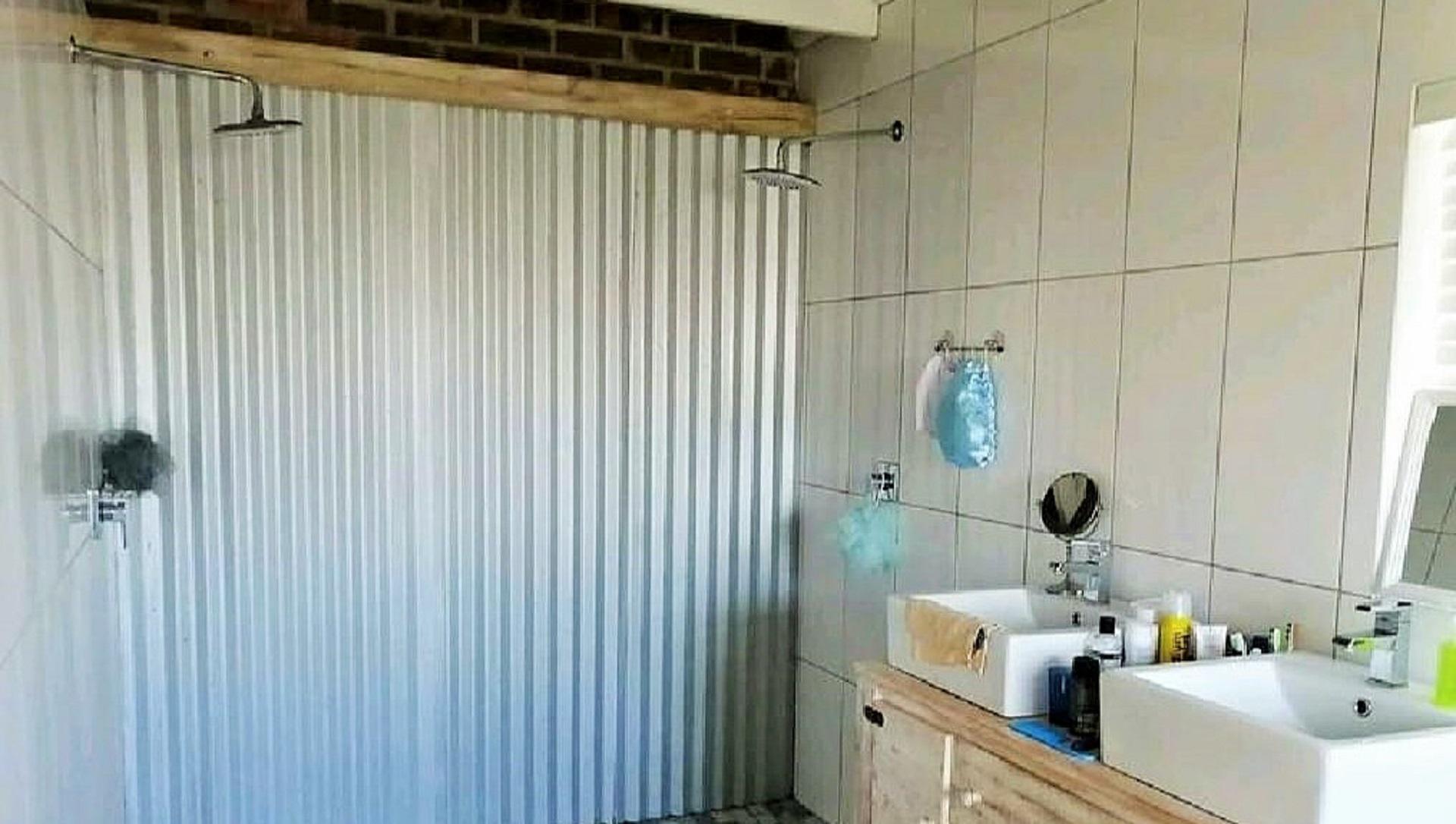 Main Bathroom of property in Hawston