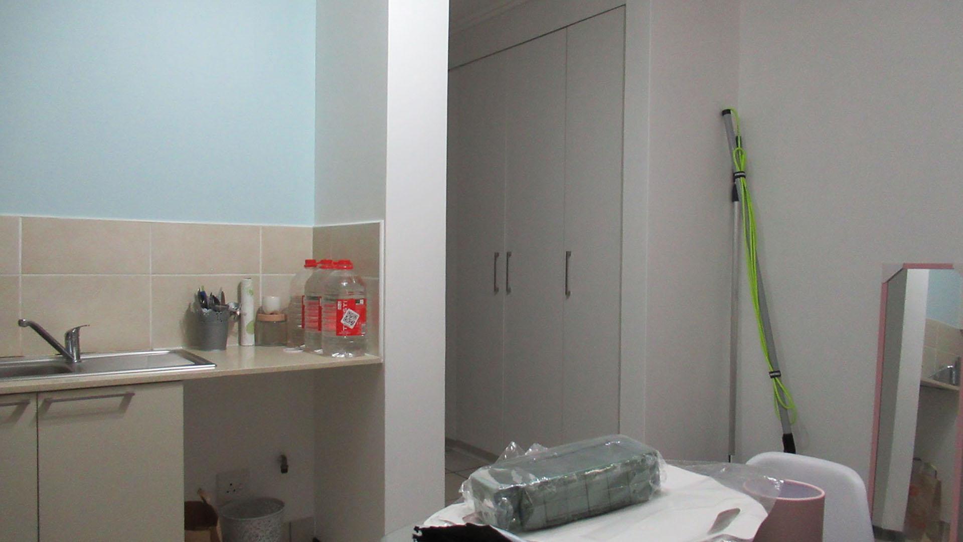 Lounges - 14 square meters of property in Paulshof