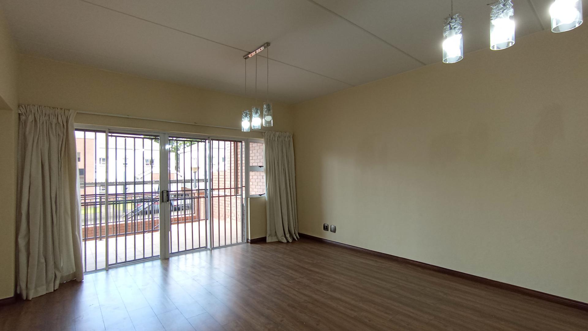 Lounges - 28 square meters of property in Parkview