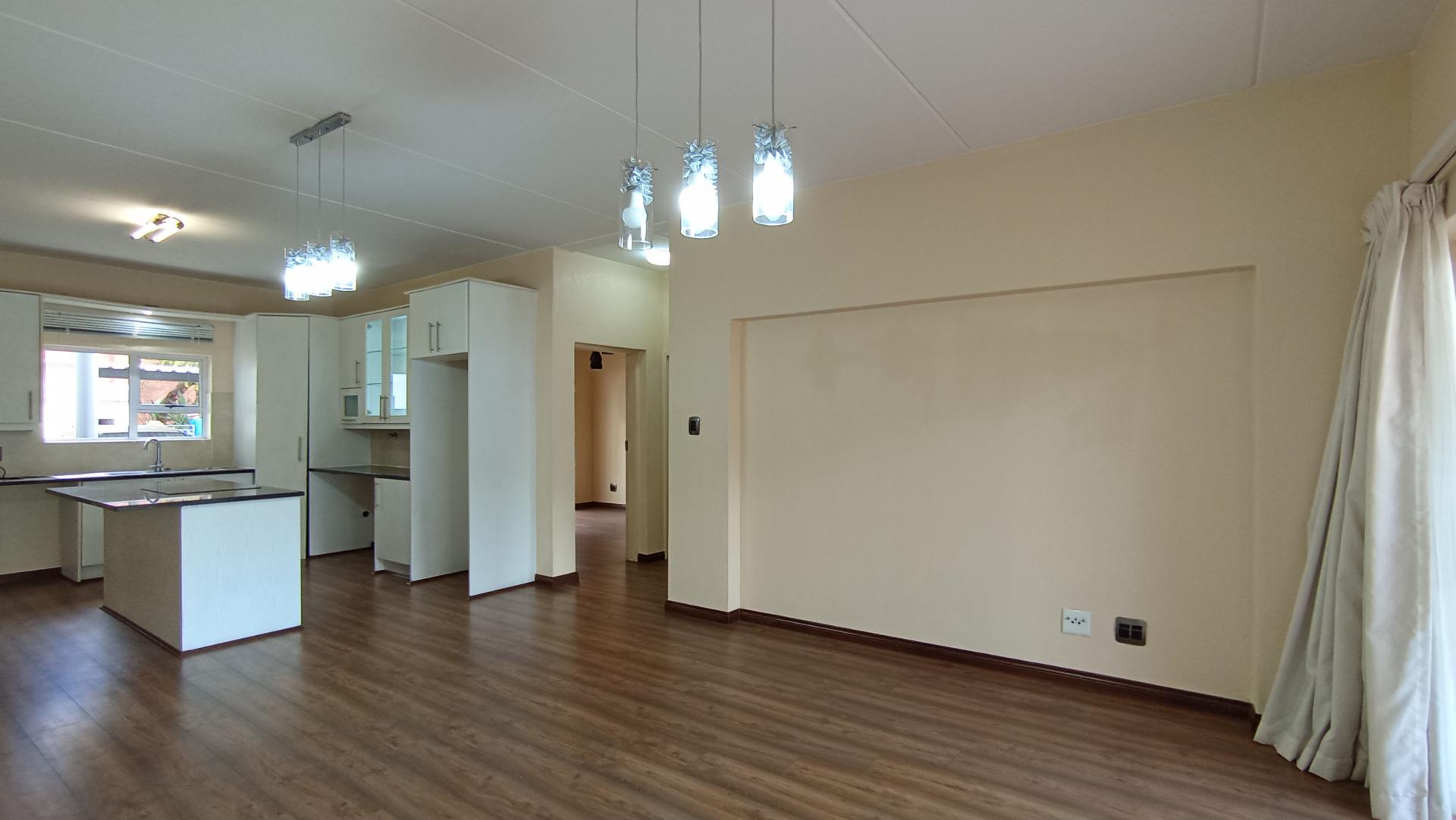 Lounges - 28 square meters of property in Parkview