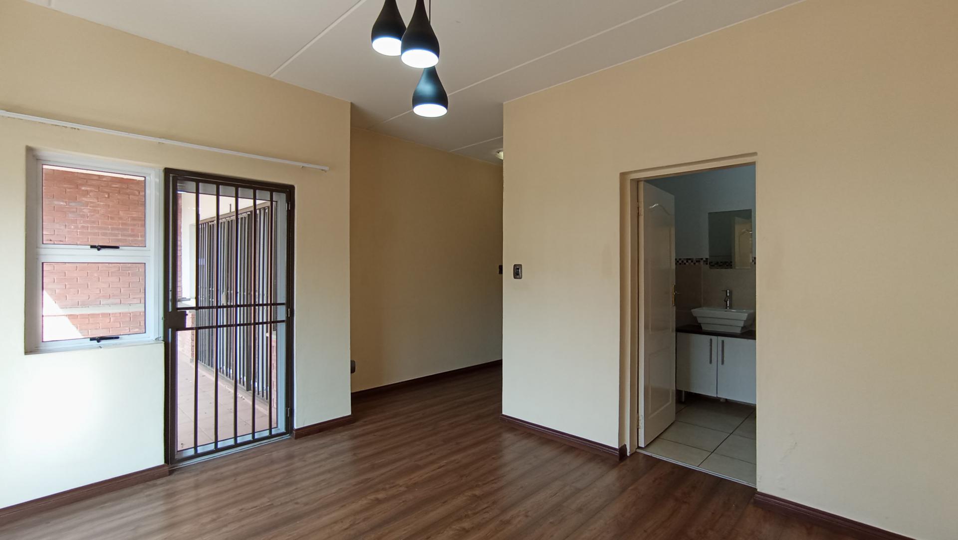 Main Bedroom - 26 square meters of property in Parkview