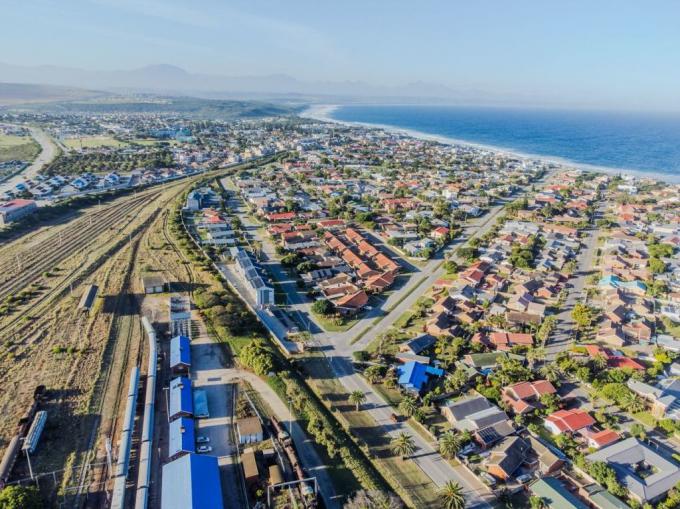 7 Bedroom House for Sale For Sale in Hartenbos - MR676846