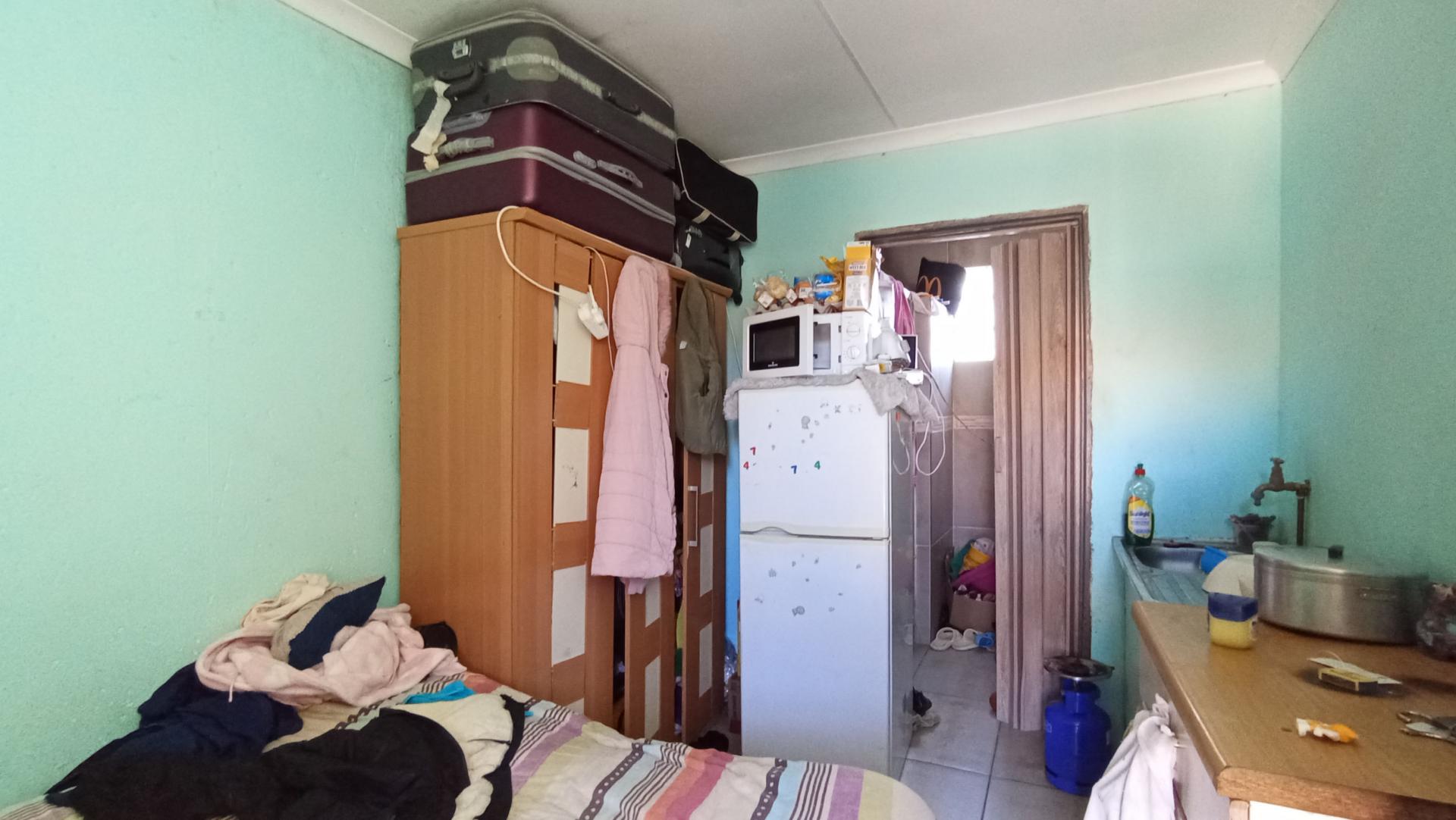 Bed Room 1 - 21 square meters of property in Fleurhof