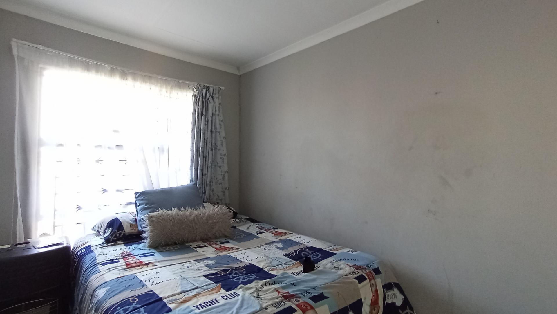 Bed Room 1 - 21 square meters of property in Fleurhof