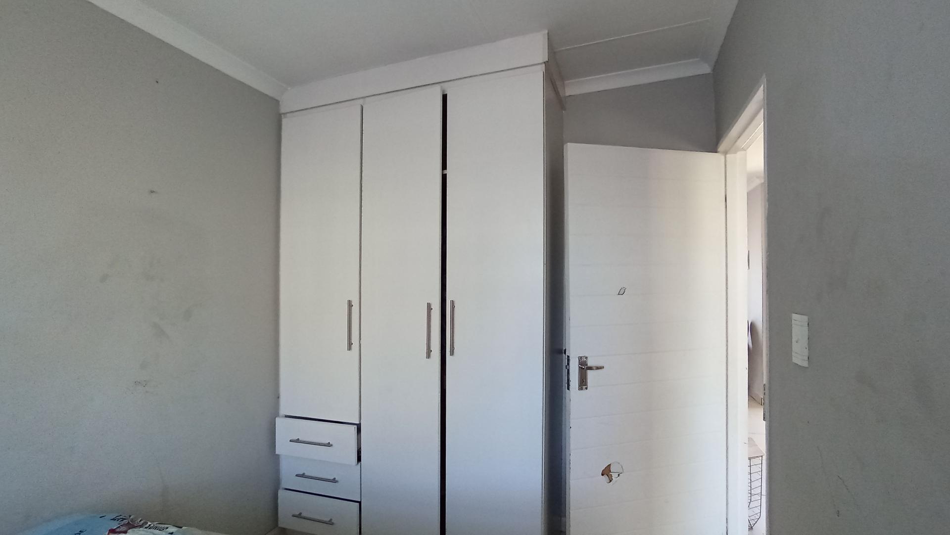 Bed Room 1 - 21 square meters of property in Fleurhof